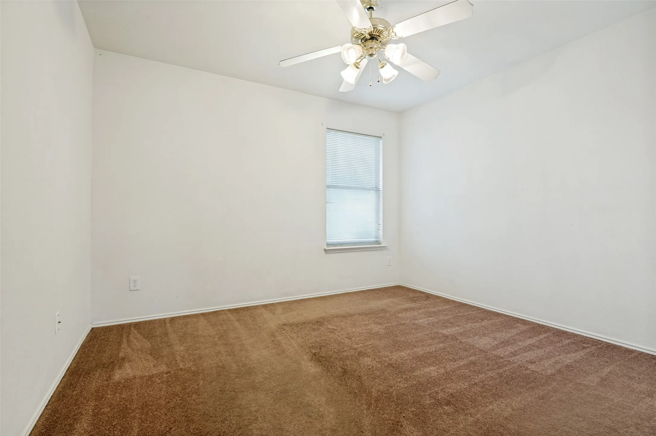 Single Family Residence For Sale in Dallas County , 1212 Rio Bravo Drive, De Soto, Texas 75115, 5 Bedroom, 4 Bathroom, 2 Garage spaces, 2,572 Sqft, built in 2002, mls#21345851, Real Estate Agent in De Soto, Homes For Sale in Dallas county, Homes For Sale in De Soto, Realtor in De Soto Texas, Real Estate Brokerage Independent Realty Texas, Luminita Cordes Realtor