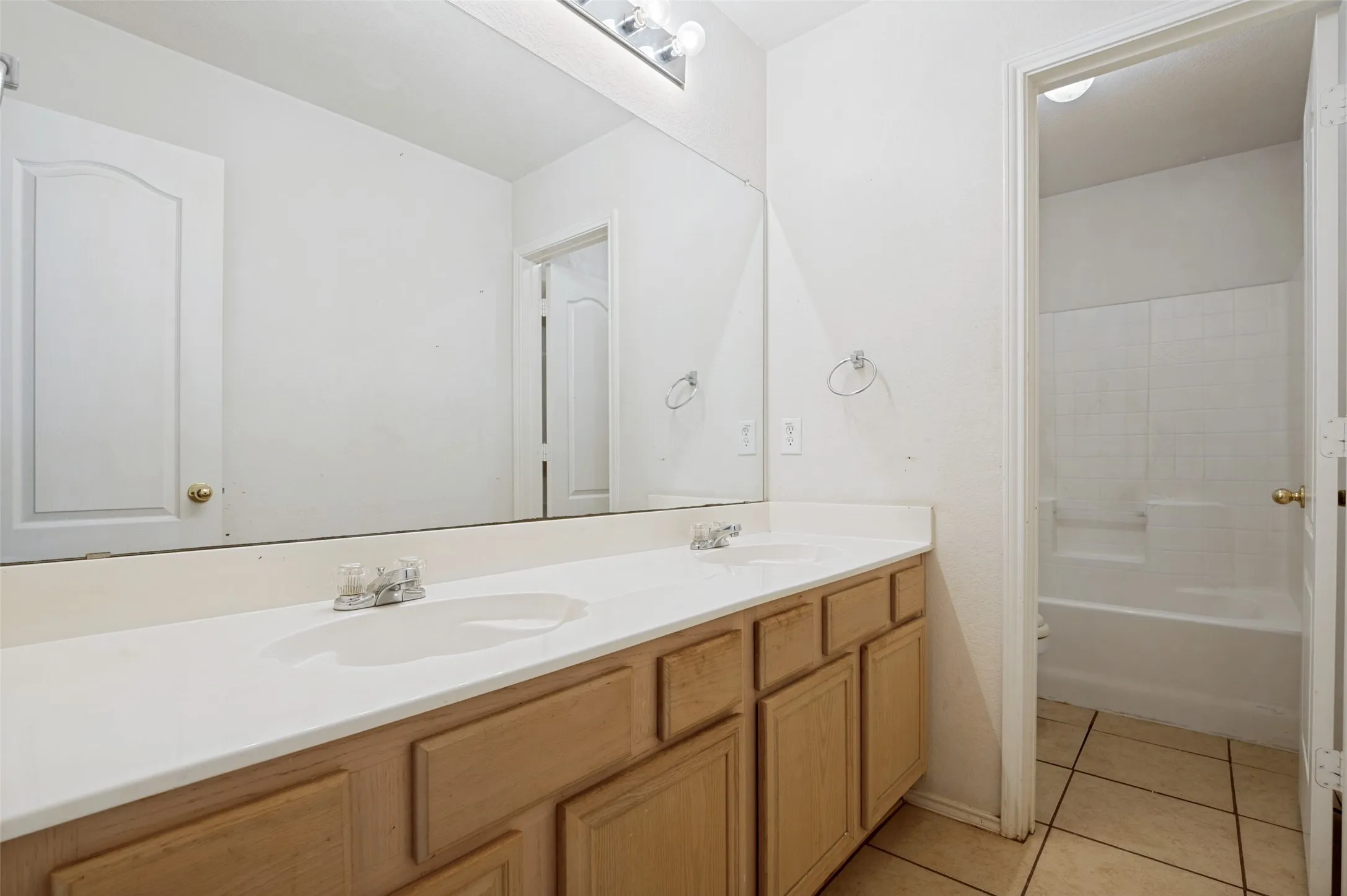 Single Family Residence For Sale in Dallas County , 1212 Rio Bravo Drive, De Soto, Texas 75115, 5 Bedroom, 4 Bathroom, 2 Garage spaces, 2,572 Sqft, built in 2002, mls#21345851, Real Estate Agent in De Soto, Homes For Sale in Dallas county, Homes For Sale in De Soto, Realtor in De Soto Texas, Real Estate Brokerage Independent Realty Texas, Luminita Cordes Realtor