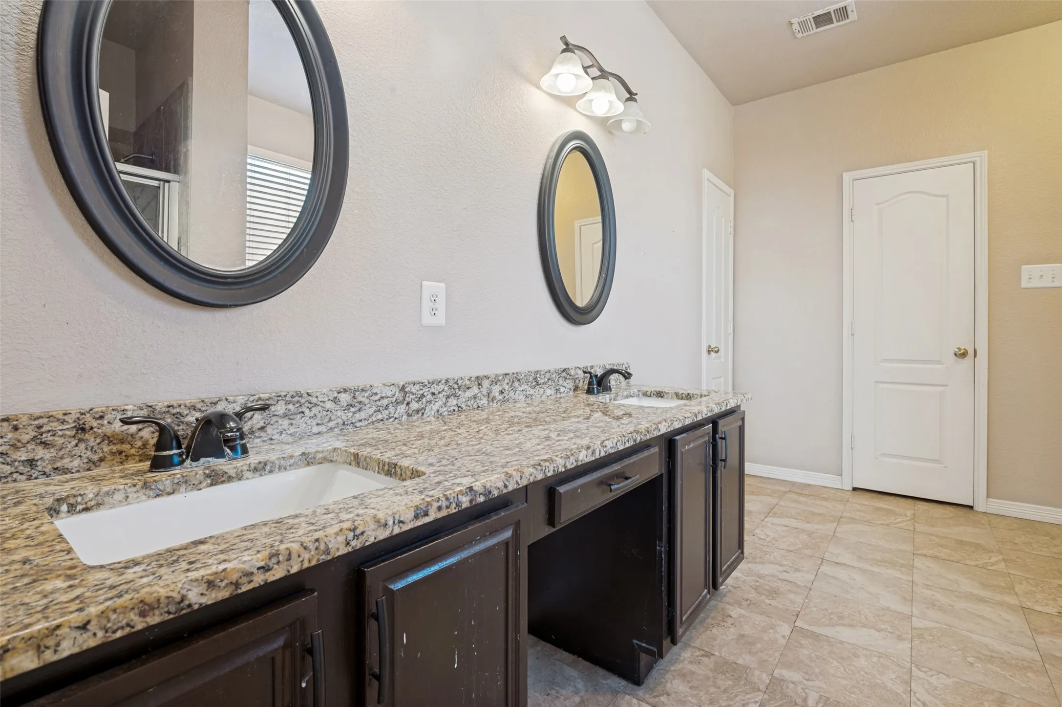 Single Family Residence For Sale in Dallas County , 1212 Rio Bravo Drive, De Soto, Texas 75115, 5 Bedroom, 4 Bathroom, 2 Garage spaces, 2,572 Sqft, built in 2002, mls#21345851, Real Estate Agent in De Soto, Homes For Sale in Dallas county, Homes For Sale in De Soto, Realtor in De Soto Texas, Real Estate Brokerage Independent Realty Texas, Luminita Cordes Realtor