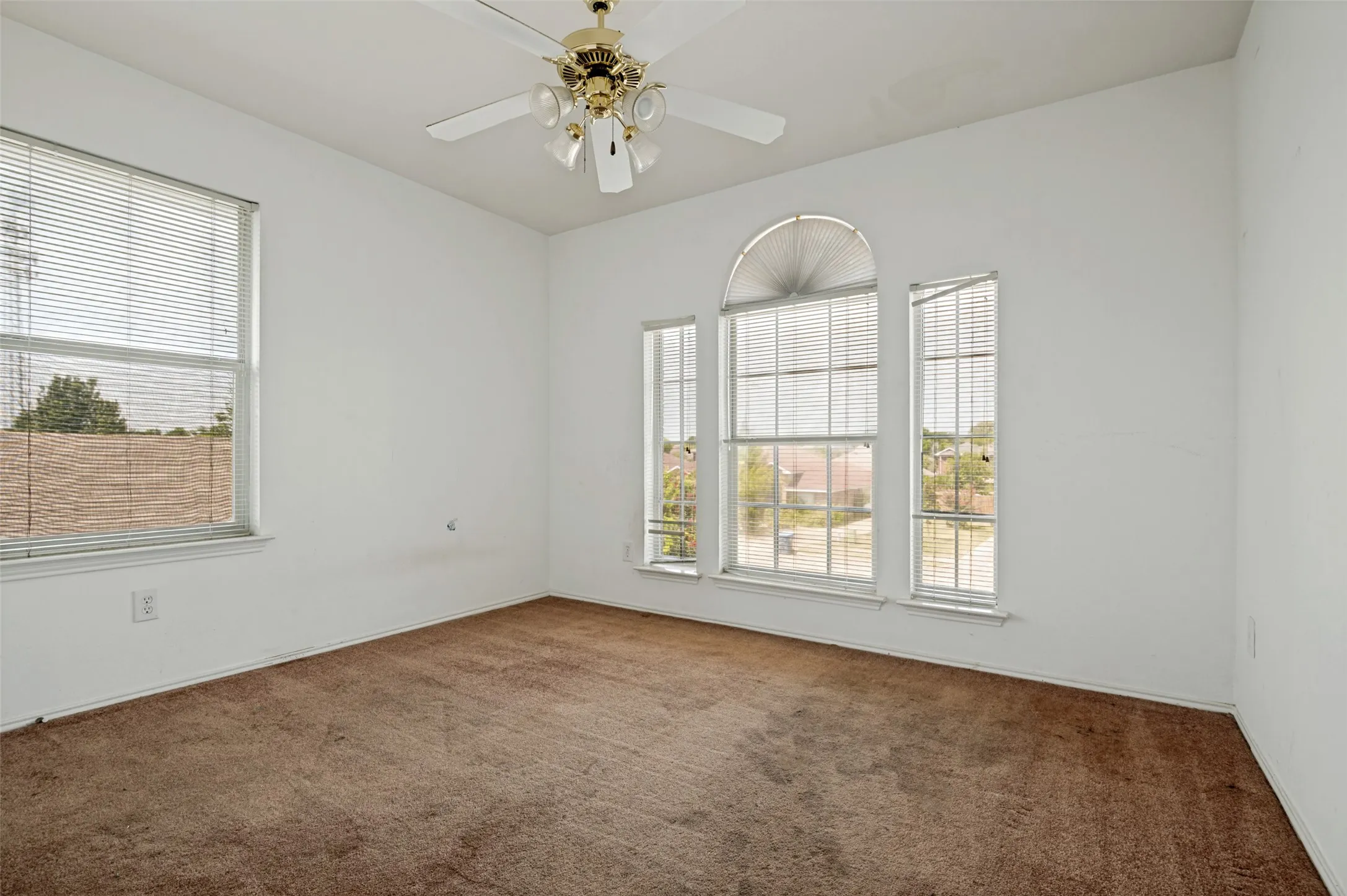 Single Family Residence For Sale in Dallas County , 1212 Rio Bravo Drive, De Soto, Texas 75115, 5 Bedroom, 4 Bathroom, 2 Garage spaces, 2,572 Sqft, built in 2002, mls#21345851, Real Estate Agent in De Soto, Homes For Sale in Dallas county, Homes For Sale in De Soto, Realtor in De Soto Texas, Real Estate Brokerage Independent Realty Texas, Luminita Cordes Realtor