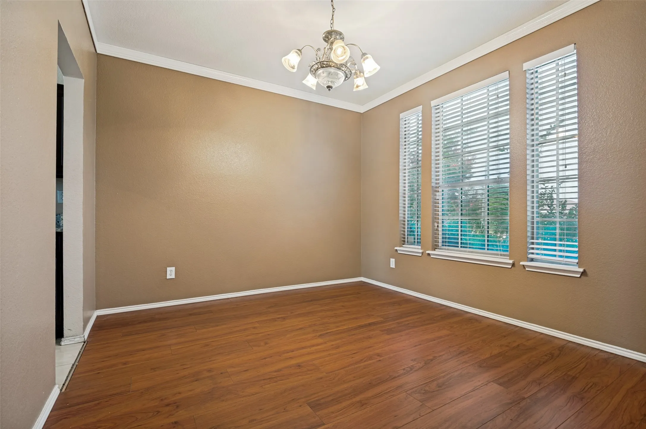 Single Family Residence For Sale in Dallas County , 1212 Rio Bravo Drive, De Soto, Texas 75115, 5 Bedroom, 4 Bathroom, 2 Garage spaces, 2,572 Sqft, built in 2002, mls#21345851, Real Estate Agent in De Soto, Homes For Sale in Dallas county, Homes For Sale in De Soto, Realtor in De Soto Texas, Real Estate Brokerage Independent Realty Texas, Luminita Cordes Realtor