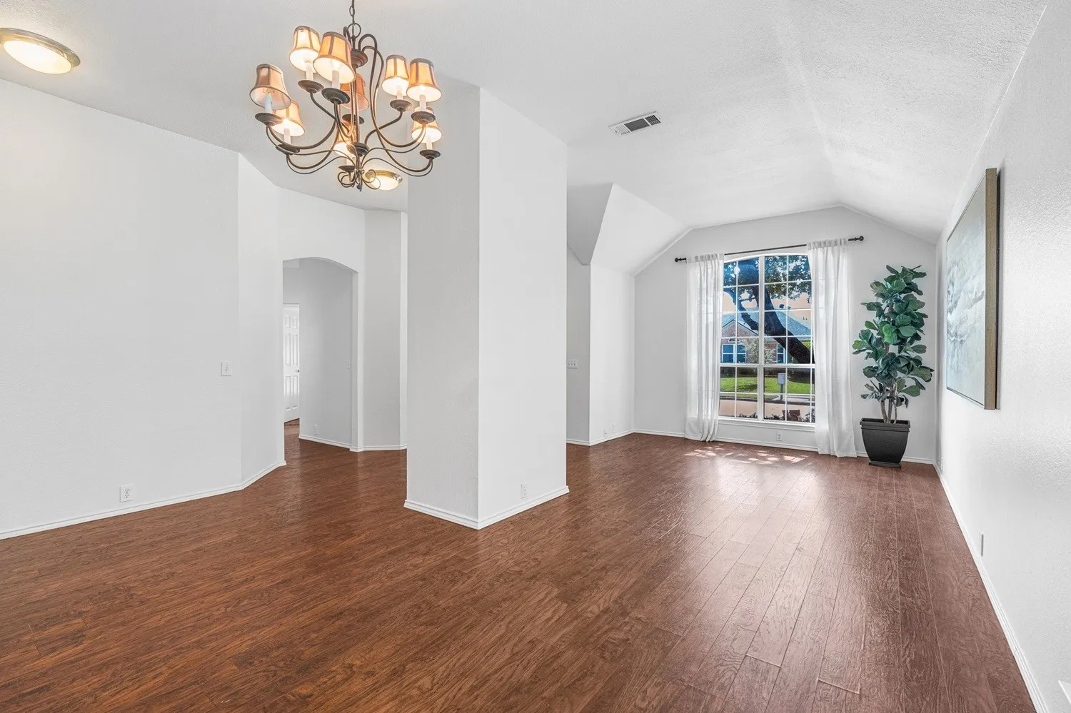 Single Family Residence For Sale in Dallas County , 334 Touchdown Drive, Irving, Texas 75063, 4 Bedroom, 2 Bathroom, 2 Garage spaces, 2,124 Sqft, built in 1994, mls#21346231, Real Estate Agent in Irving, Homes For Sale in Dallas county, Homes For Sale in Irving, Realtor in Irving Texas, Real Estate Brokerage Independent Realty Texas, Luminita Cordes Realtor