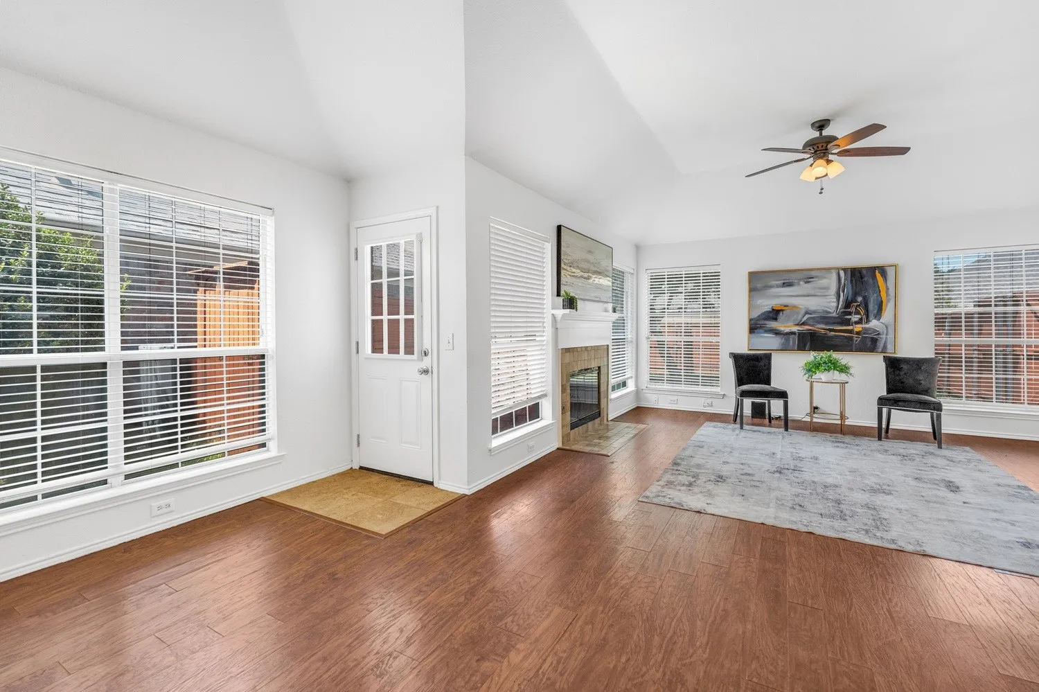 Single Family Residence For Sale in Dallas County , 334 Touchdown Drive, Irving, Texas 75063, 4 Bedroom, 2 Bathroom, 2 Garage spaces, 2,124 Sqft, built in 1994, mls#21346231, Real Estate Agent in Irving, Homes For Sale in Dallas county, Homes For Sale in Irving, Realtor in Irving Texas, Real Estate Brokerage Independent Realty Texas, Luminita Cordes Realtor