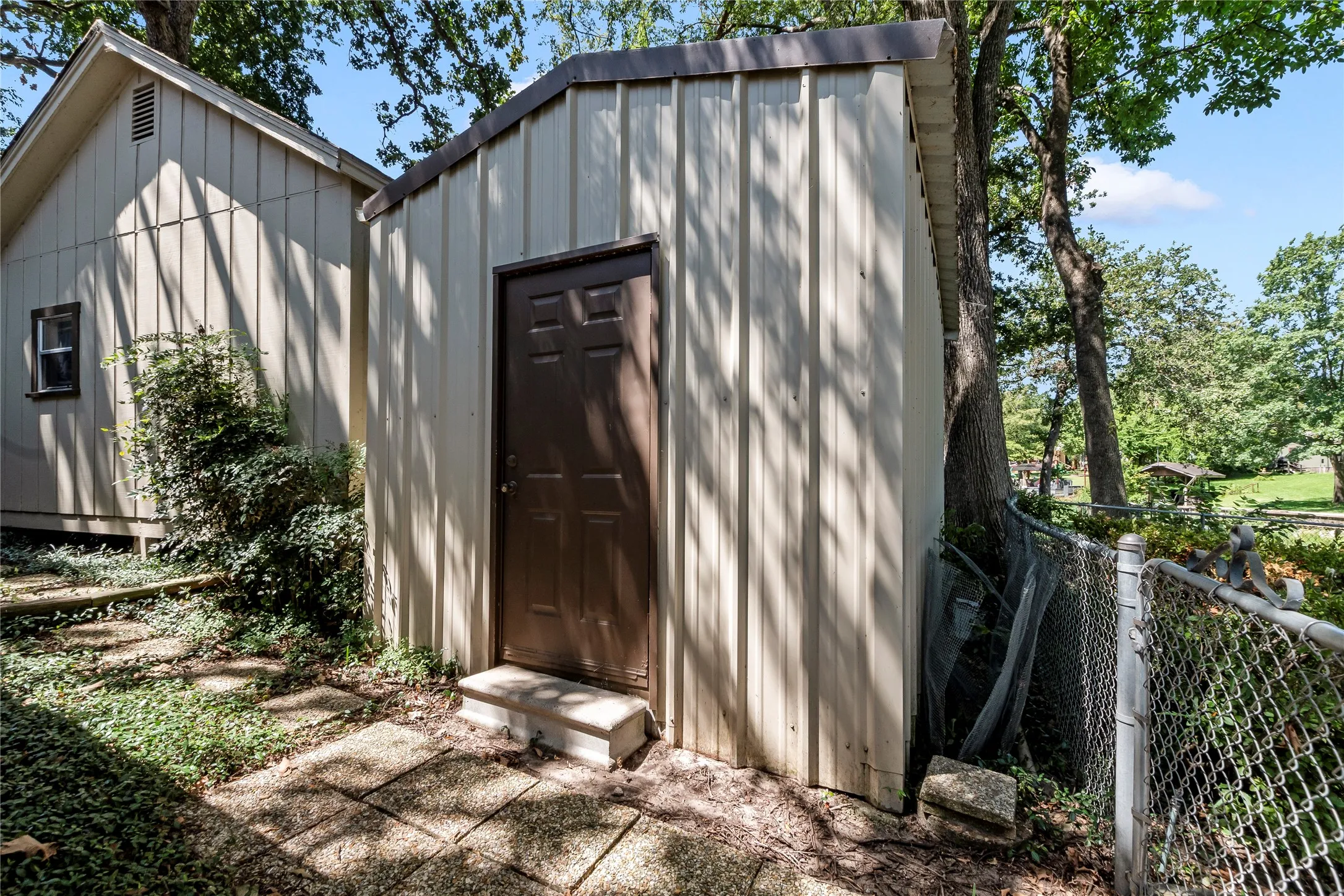 Workshop/ storage shed with electric