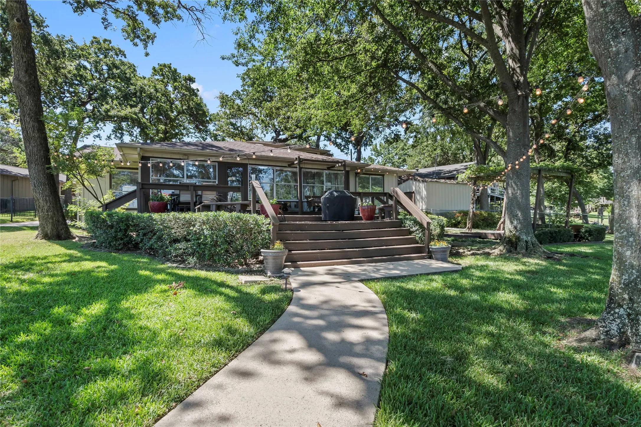 Single Family Residence For Sale in Henderson County , 1820 Bounty View Drive, Tool, Texas 75143, 4 Bedroom, 3 Bathroom, 2 Garage spaces, 2,308 Sqft, built in 1974, mls#21342799, Real Estate Agent in Tool, Homes For Sale in Henderson county, Homes For Sale in Tool, Realtor in Tool Texas, Real Estate Brokerage Independent Realty Texas, Luminita Cordes Realtor