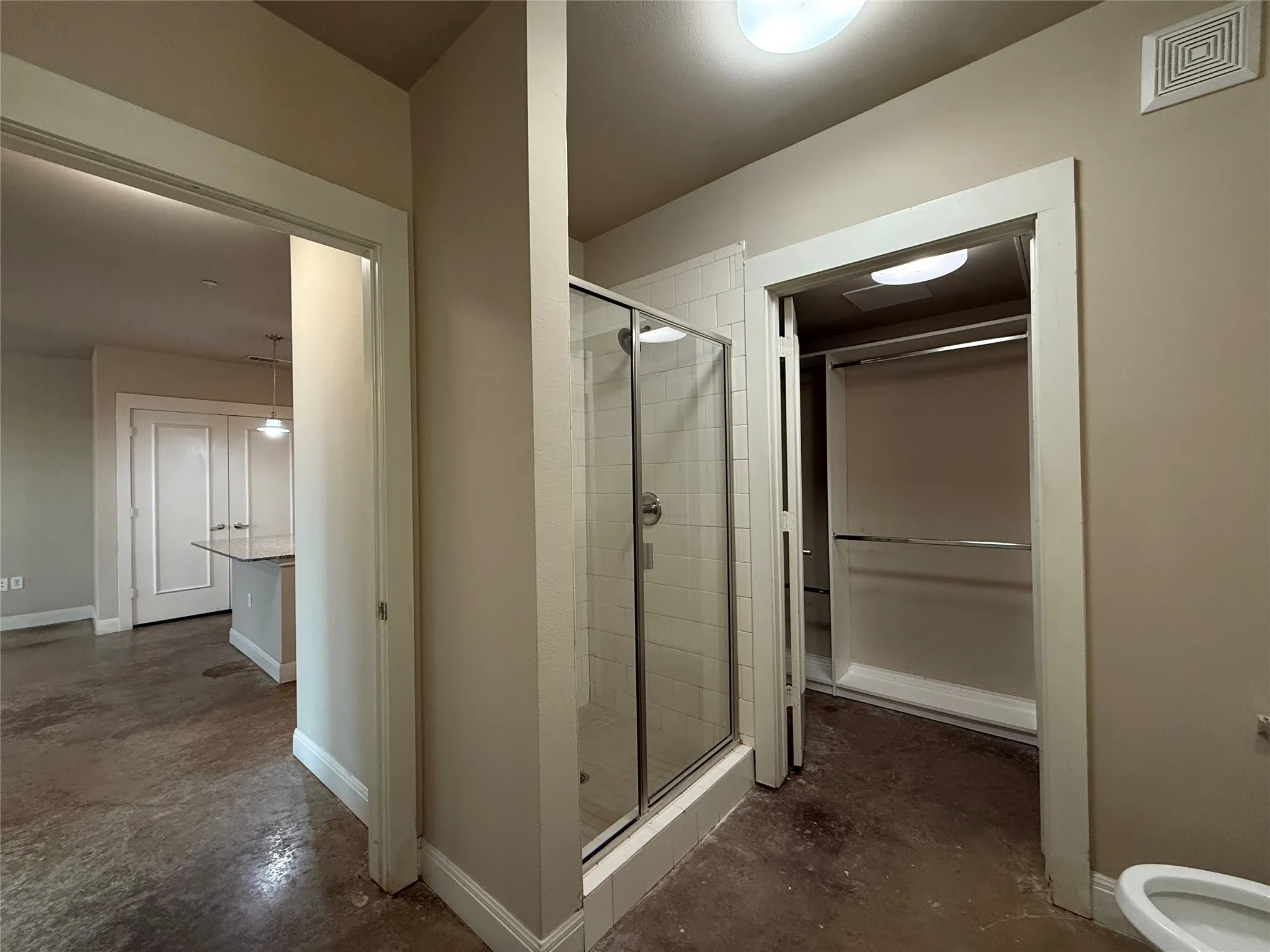 Apartment For Rent in Dallas County , 801 N Bishop Avenue 1-108, Dallas, Texas 75208, 1 Bedroom, 1 Bathroom, Garage spaces, 695 Sqft, built in 2013, mls#21346180, Real Estate Agent in Dallas, Homes For Rent in Dallas county, Homes For Rent in Dallas, Realtor in Dallas Texas, Real Estate Brokerage Independent Realty Texas, Luminita Cordes Realtor