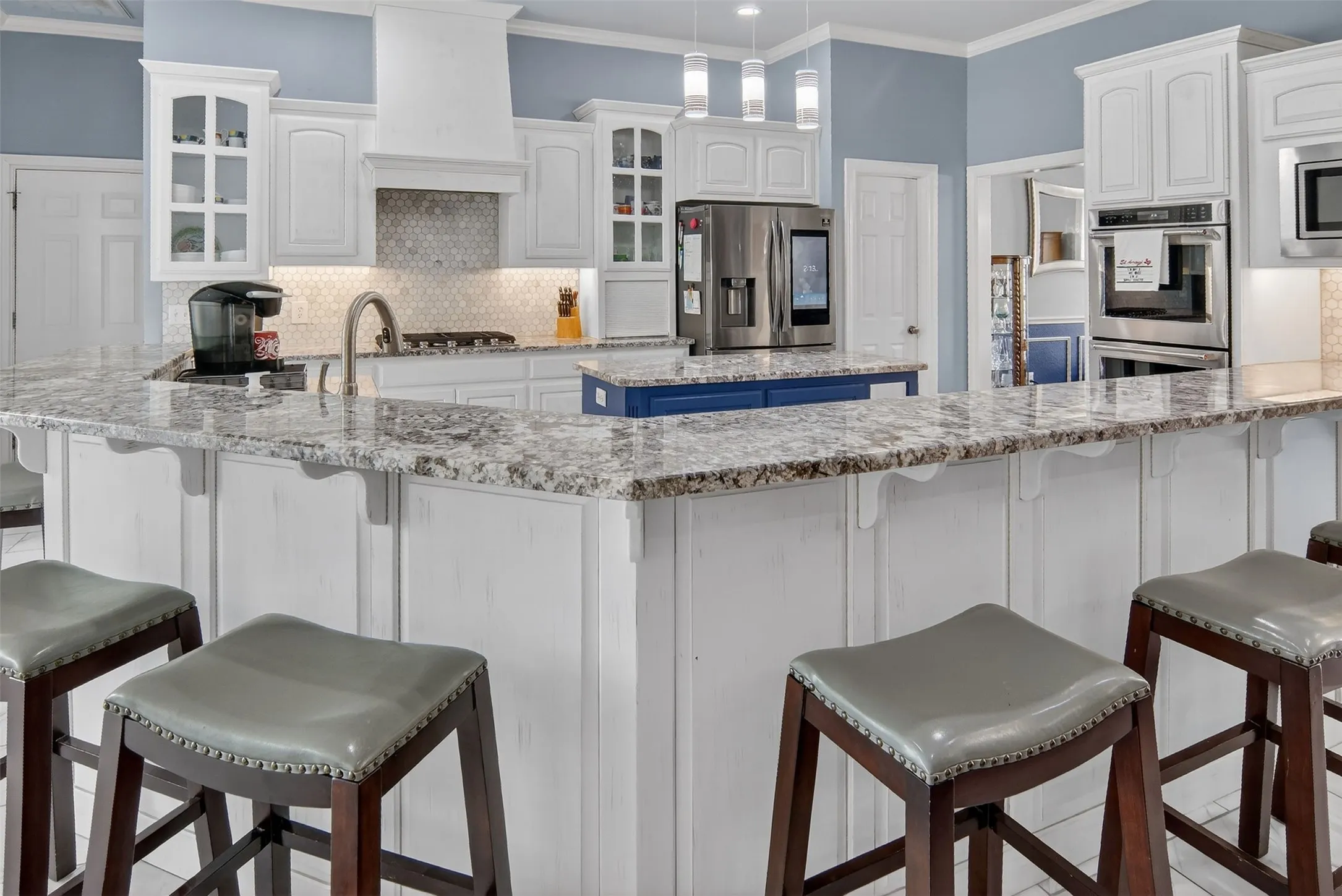 Space for lots of family and friends to gather at the breakfast bar.
