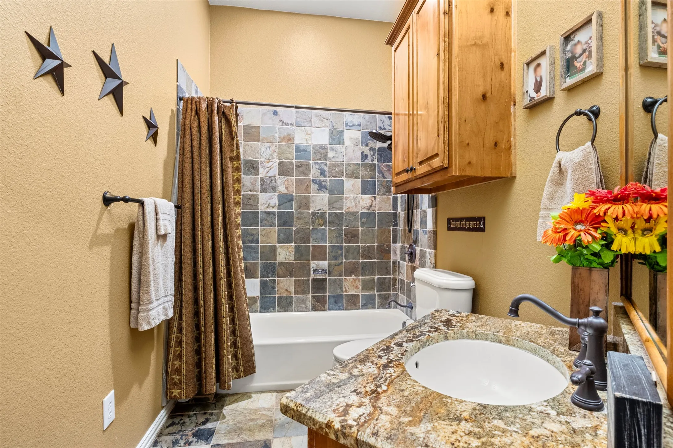 Guest Bathroom - 1st floor