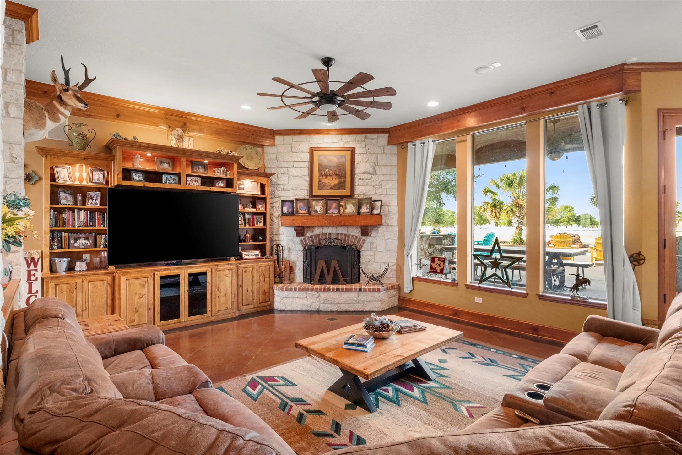 Single Family Residence For Sale in Ellis County , 170 Steel Dust Drive, Red Oak, Texas 75154, 6 Bedroom, 5 Bathroom, 4 Garage spaces, 3,888 Sqft, built in 2006, mls#21345415, Real Estate Agent in Red Oak, Homes For Sale in Ellis county, Homes For Sale in Red Oak, Realtor in Red Oak Texas, Real Estate Brokerage Independent Realty Texas, Luminita Cordes Realtor