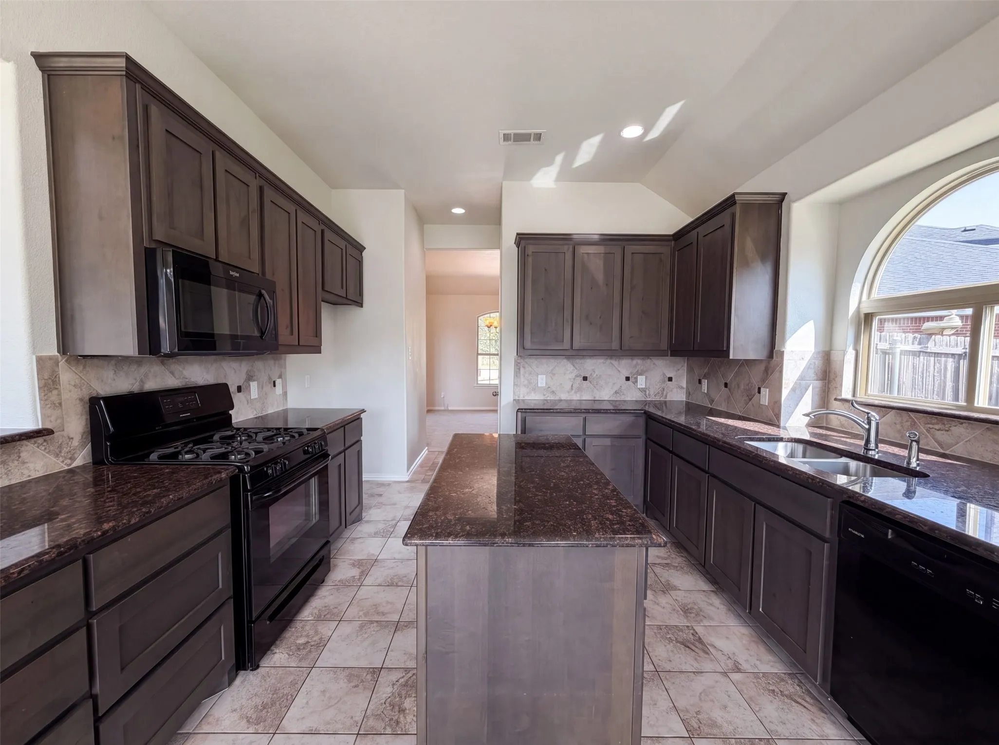 Single Family Residence For Sale in Ellis County , 204 Janice Court, Glenn Heights, Texas 75154, 4 Bedroom, 3 Bathroom, 2 Garage spaces, 2,433 Sqft, built in 2016, mls#21346243, Real Estate Agent in Glenn Heights, Homes For Sale in Ellis county, Homes For Sale in Glenn Heights, Realtor in Glenn Heights Texas, Real Estate Brokerage Independent Realty Texas, Luminita Cordes Realtor