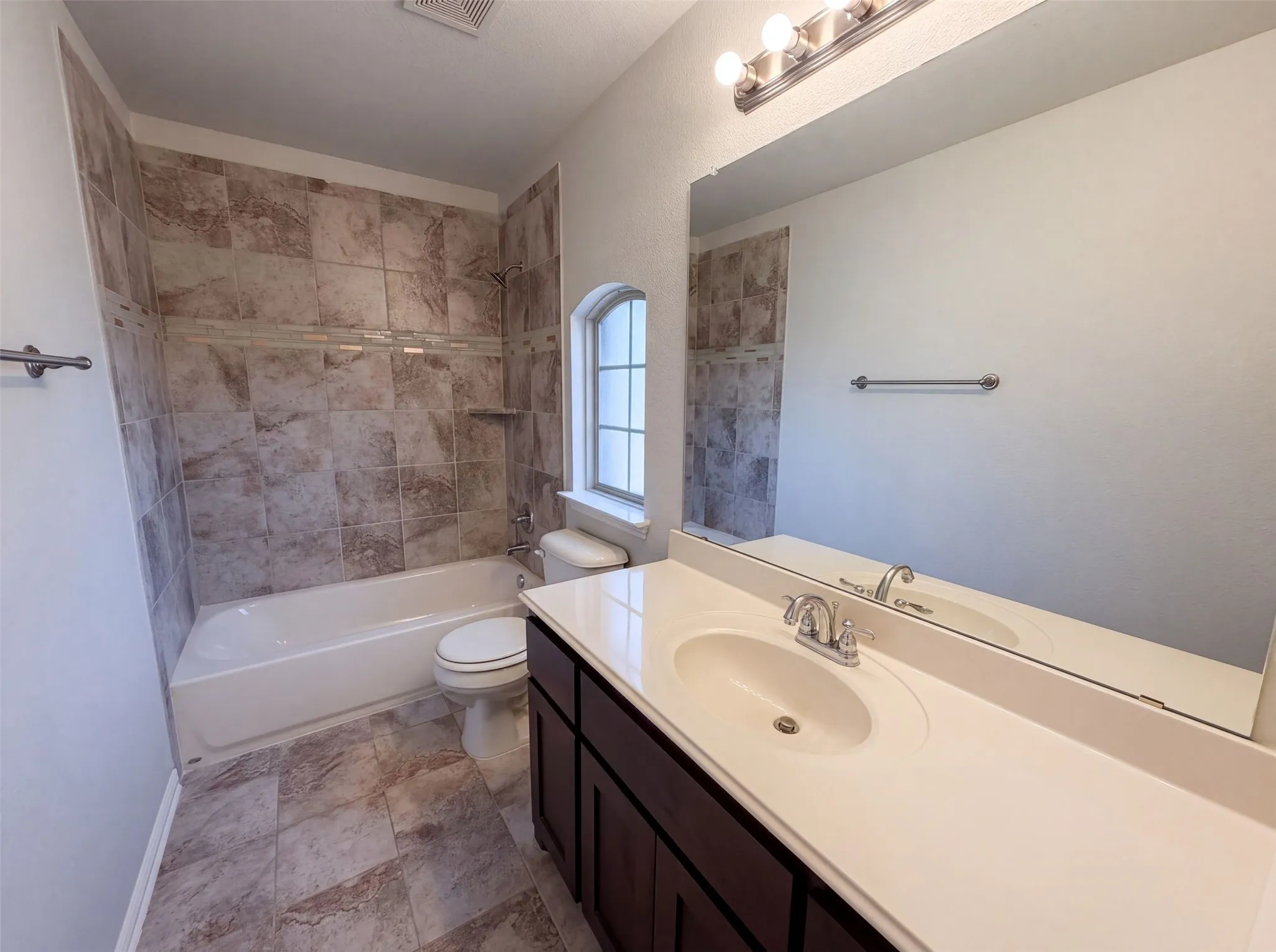 Single Family Residence For Sale in Ellis County , 204 Janice Court, Glenn Heights, Texas 75154, 4 Bedroom, 3 Bathroom, 2 Garage spaces, 2,433 Sqft, built in 2016, mls#21346243, Real Estate Agent in Glenn Heights, Homes For Sale in Ellis county, Homes For Sale in Glenn Heights, Realtor in Glenn Heights Texas, Real Estate Brokerage Independent Realty Texas, Luminita Cordes Realtor