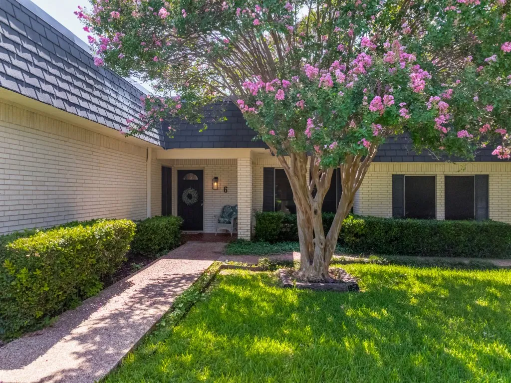 Single Family Residence For Sale in Tarrant County , 6 Crosslands Road, Benbrook, Texas 76132, 4 Bedroom, 3 Bathroom, 2 Garage spaces, 3,134 Sqft, built in 1974, mls#21343827, Real Estate Agent in Benbrook, Homes For Sale in Tarrant county, Homes For Sale in Benbrook, Realtor in Benbrook Texas, Real Estate Brokerage Independent Realty Texas, Luminita Cordes Realtor