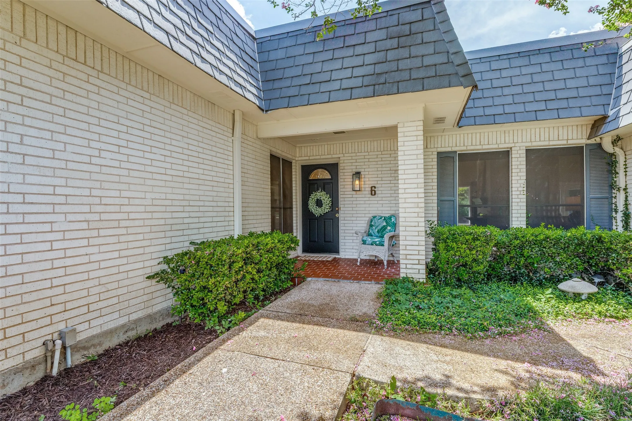 Single Family Residence For Sale in Tarrant County , 6 Crosslands Road, Benbrook, Texas 76132, 4 Bedroom, 3 Bathroom, 2 Garage spaces, 3,134 Sqft, built in 1974, mls#21343827, Real Estate Agent in Benbrook, Homes For Sale in Tarrant county, Homes For Sale in Benbrook, Realtor in Benbrook Texas, Real Estate Brokerage Independent Realty Texas, Luminita Cordes Realtor