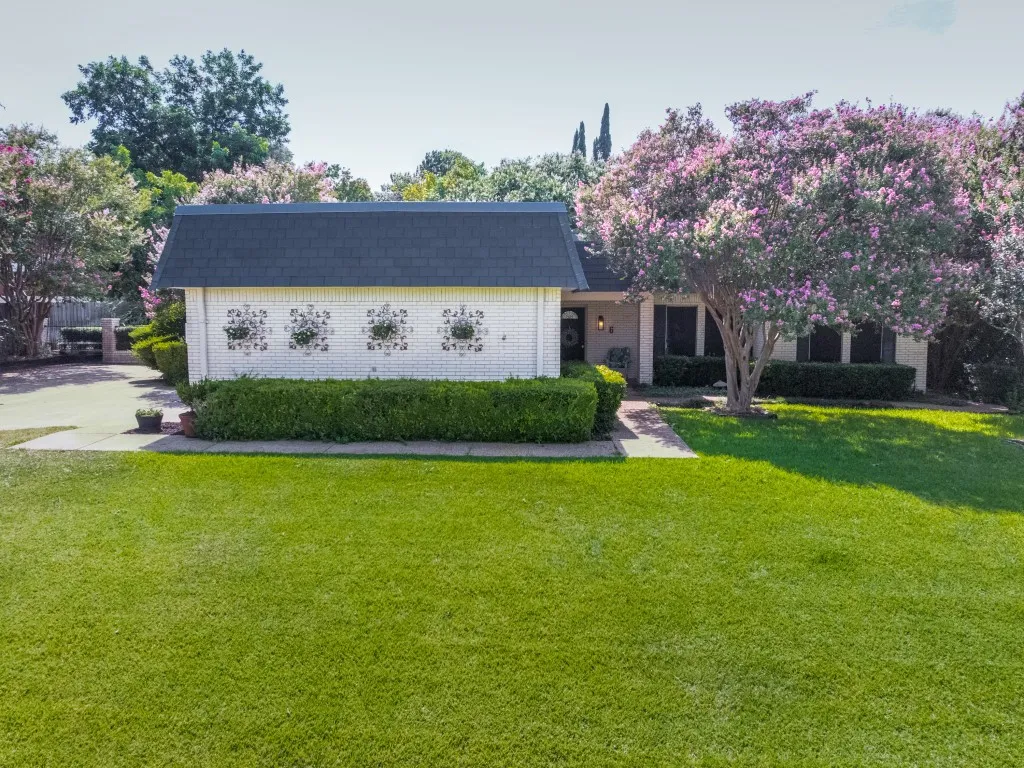 Single Family Residence For Sale in Tarrant County , 6 Crosslands Road, Benbrook, Texas 76132, 4 Bedroom, 3 Bathroom, 2 Garage spaces, 3,134 Sqft, built in 1974, mls#21343827, Real Estate Agent in Benbrook, Homes For Sale in Tarrant county, Homes For Sale in Benbrook, Realtor in Benbrook Texas, Real Estate Brokerage Independent Realty Texas, Luminita Cordes Realtor