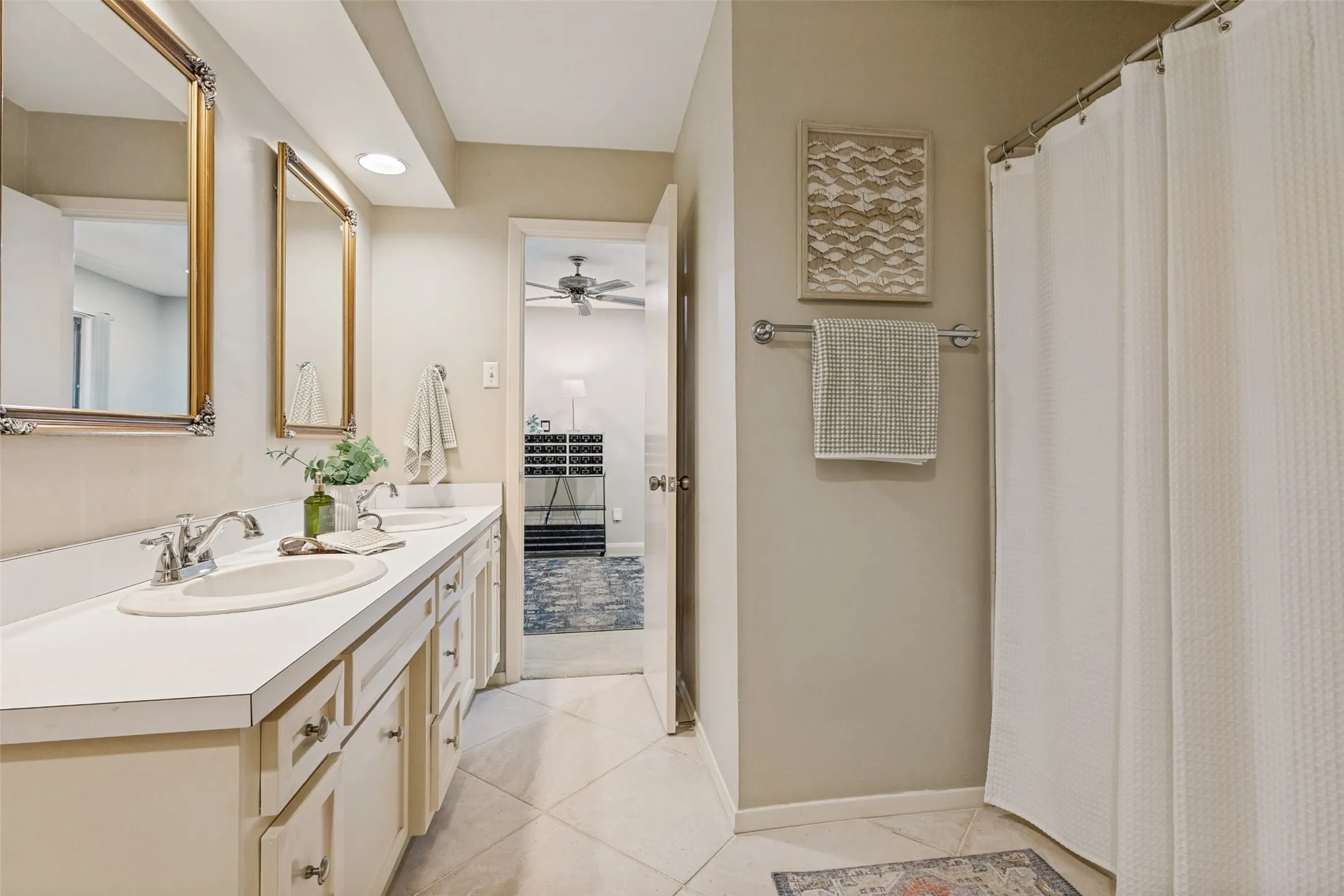 Single Family Residence For Sale in Tarrant County , 6 Crosslands Road, Benbrook, Texas 76132, 4 Bedroom, 3 Bathroom, 2 Garage spaces, 3,134 Sqft, built in 1974, mls#21343827, Real Estate Agent in Benbrook, Homes For Sale in Tarrant county, Homes For Sale in Benbrook, Realtor in Benbrook Texas, Real Estate Brokerage Independent Realty Texas, Luminita Cordes Realtor