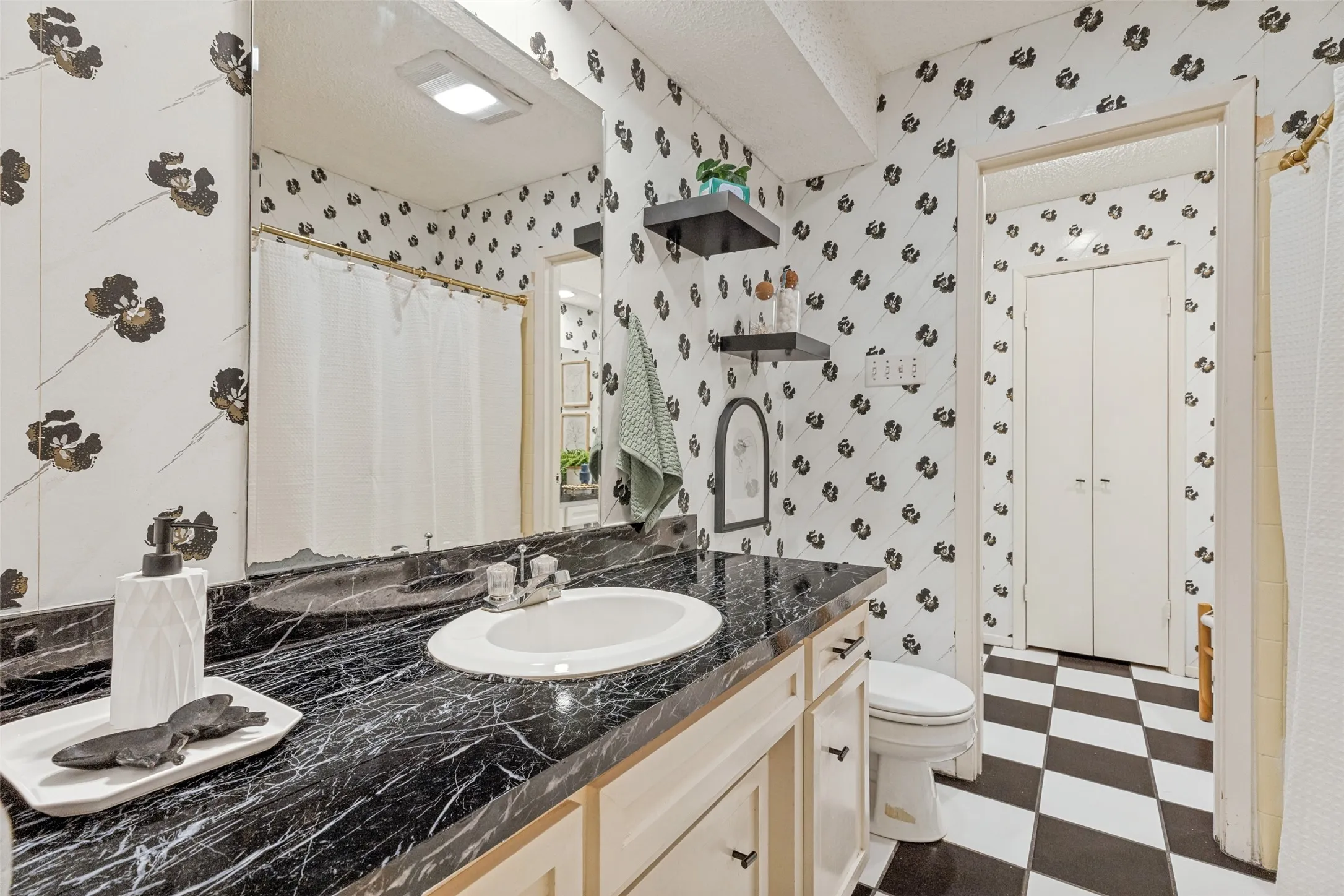 Single Family Residence For Sale in Tarrant County , 6 Crosslands Road, Benbrook, Texas 76132, 4 Bedroom, 3 Bathroom, 2 Garage spaces, 3,134 Sqft, built in 1974, mls#21343827, Real Estate Agent in Benbrook, Homes For Sale in Tarrant county, Homes For Sale in Benbrook, Realtor in Benbrook Texas, Real Estate Brokerage Independent Realty Texas, Luminita Cordes Realtor