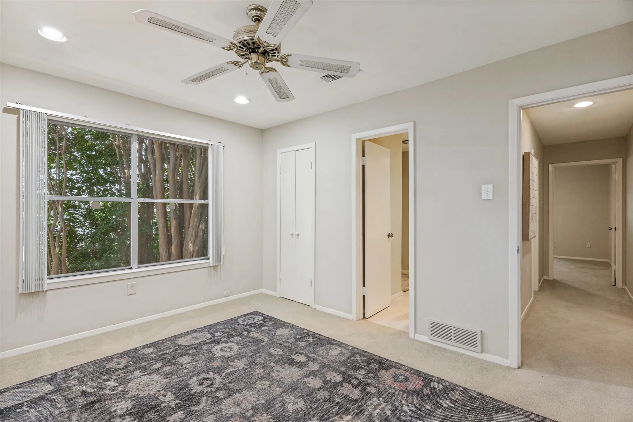 Single Family Residence For Sale in Tarrant County , 6 Crosslands Road, Benbrook, Texas 76132, 4 Bedroom, 3 Bathroom, 2 Garage spaces, 3,134 Sqft, built in 1974, mls#21343827, Real Estate Agent in Benbrook, Homes For Sale in Tarrant county, Homes For Sale in Benbrook, Realtor in Benbrook Texas, Real Estate Brokerage Independent Realty Texas, Luminita Cordes Realtor