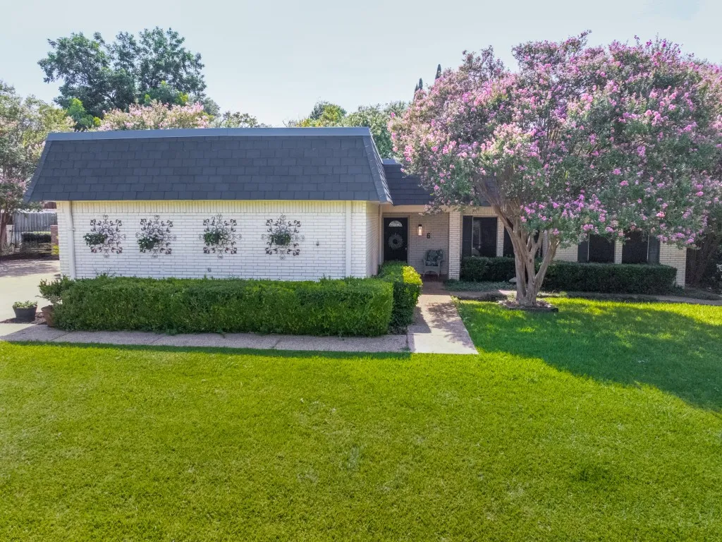 Single Family Residence For Sale in Tarrant County , 6 Crosslands Road, Benbrook, Texas 76132, 4 Bedroom, 3 Bathroom, 2 Garage spaces, 3,134 Sqft, built in 1974, mls#21343827, Real Estate Agent in Benbrook, Homes For Sale in Tarrant county, Homes For Sale in Benbrook, Realtor in Benbrook Texas, Real Estate Brokerage Independent Realty Texas, Luminita Cordes Realtor