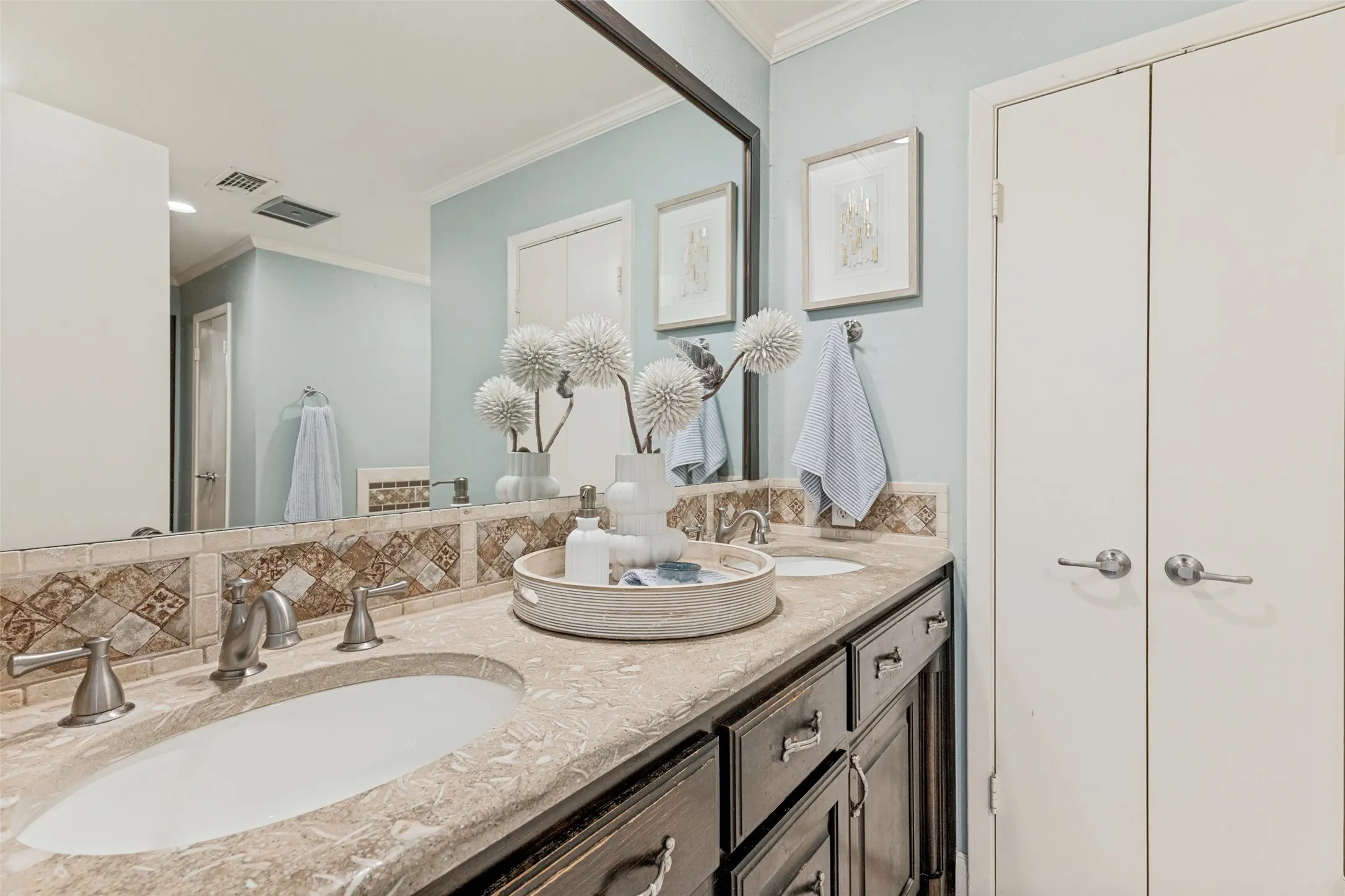 Single Family Residence For Sale in Tarrant County , 6 Crosslands Road, Benbrook, Texas 76132, 4 Bedroom, 3 Bathroom, 2 Garage spaces, 3,134 Sqft, built in 1974, mls#21343827, Real Estate Agent in Benbrook, Homes For Sale in Tarrant county, Homes For Sale in Benbrook, Realtor in Benbrook Texas, Real Estate Brokerage Independent Realty Texas, Luminita Cordes Realtor