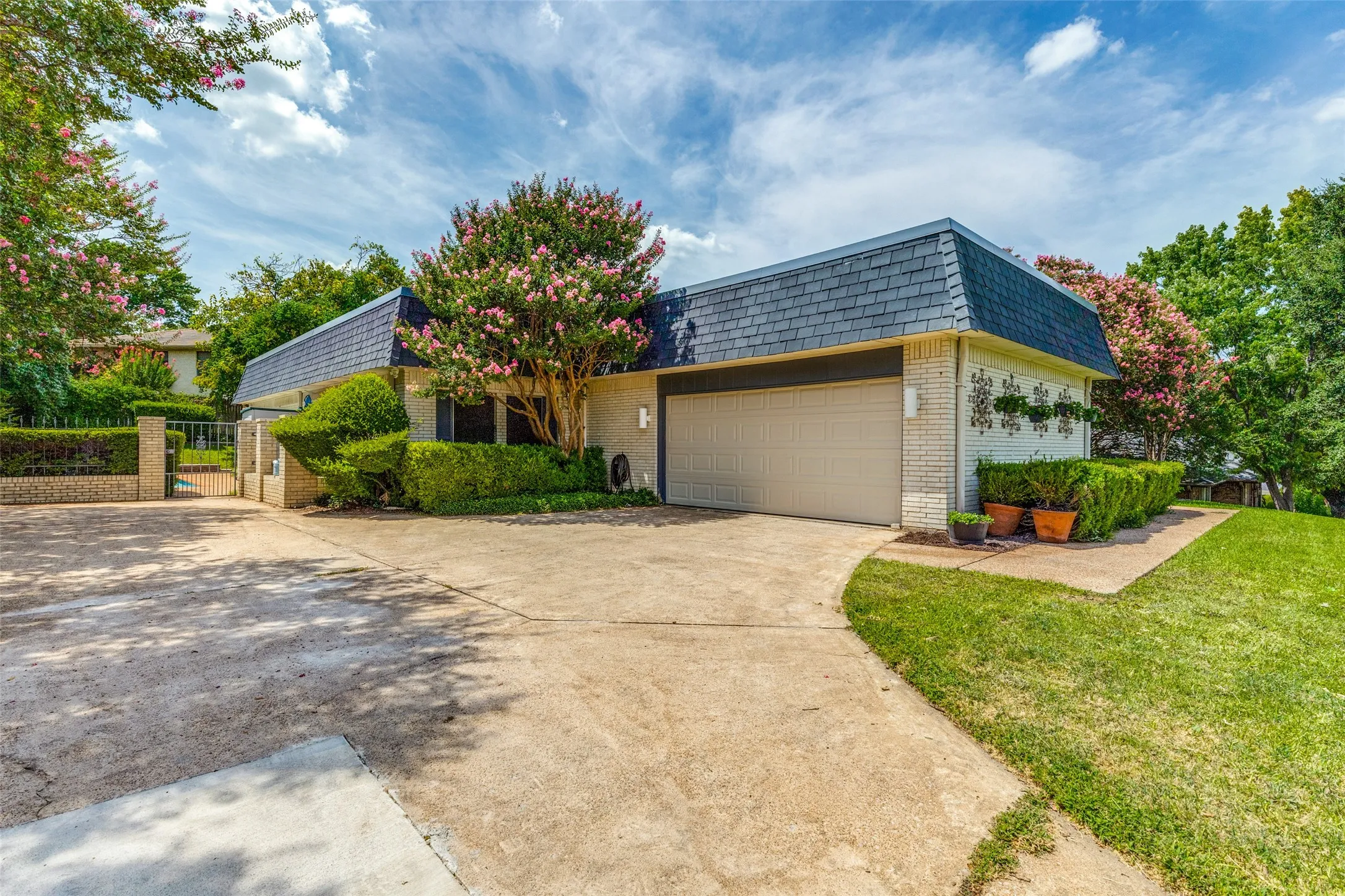 Single Family Residence For Sale in Tarrant County , 6 Crosslands Road, Benbrook, Texas 76132, 4 Bedroom, 3 Bathroom, 2 Garage spaces, 3,134 Sqft, built in 1974, mls#21343827, Real Estate Agent in Benbrook, Homes For Sale in Tarrant county, Homes For Sale in Benbrook, Realtor in Benbrook Texas, Real Estate Brokerage Independent Realty Texas, Luminita Cordes Realtor