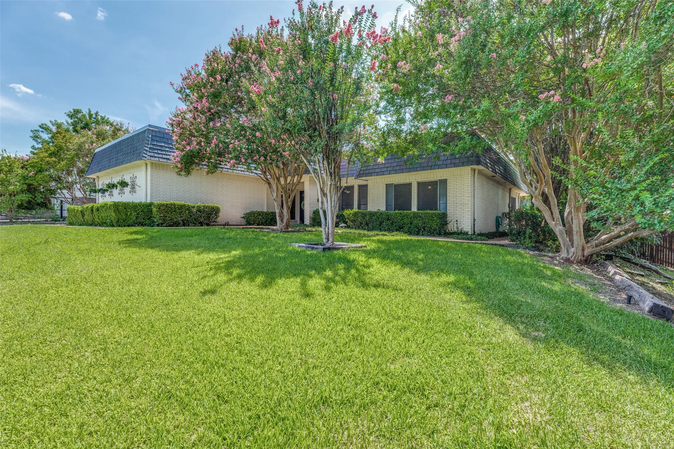 Single Family Residence For Sale in Tarrant County , 6 Crosslands Road, Benbrook, Texas 76132, 4 Bedroom, 3 Bathroom, 2 Garage spaces, 3,134 Sqft, built in 1974, mls#21343827, Real Estate Agent in Benbrook, Homes For Sale in Tarrant county, Homes For Sale in Benbrook, Realtor in Benbrook Texas, Real Estate Brokerage Independent Realty Texas, Luminita Cordes Realtor