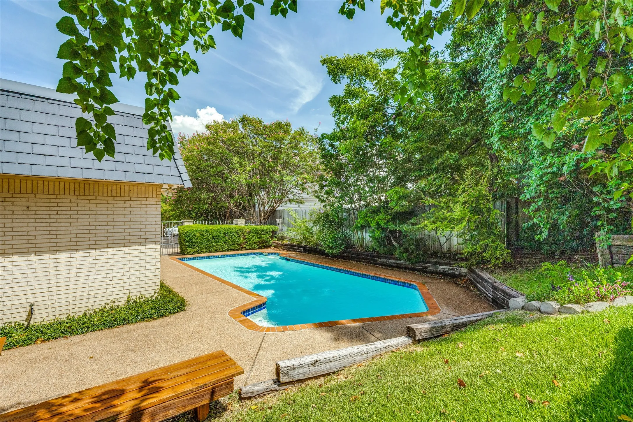 Single Family Residence For Sale in Tarrant County , 6 Crosslands Road, Benbrook, Texas 76132, 4 Bedroom, 3 Bathroom, 2 Garage spaces, 3,134 Sqft, built in 1974, mls#21343827, Real Estate Agent in Benbrook, Homes For Sale in Tarrant county, Homes For Sale in Benbrook, Realtor in Benbrook Texas, Real Estate Brokerage Independent Realty Texas, Luminita Cordes Realtor
