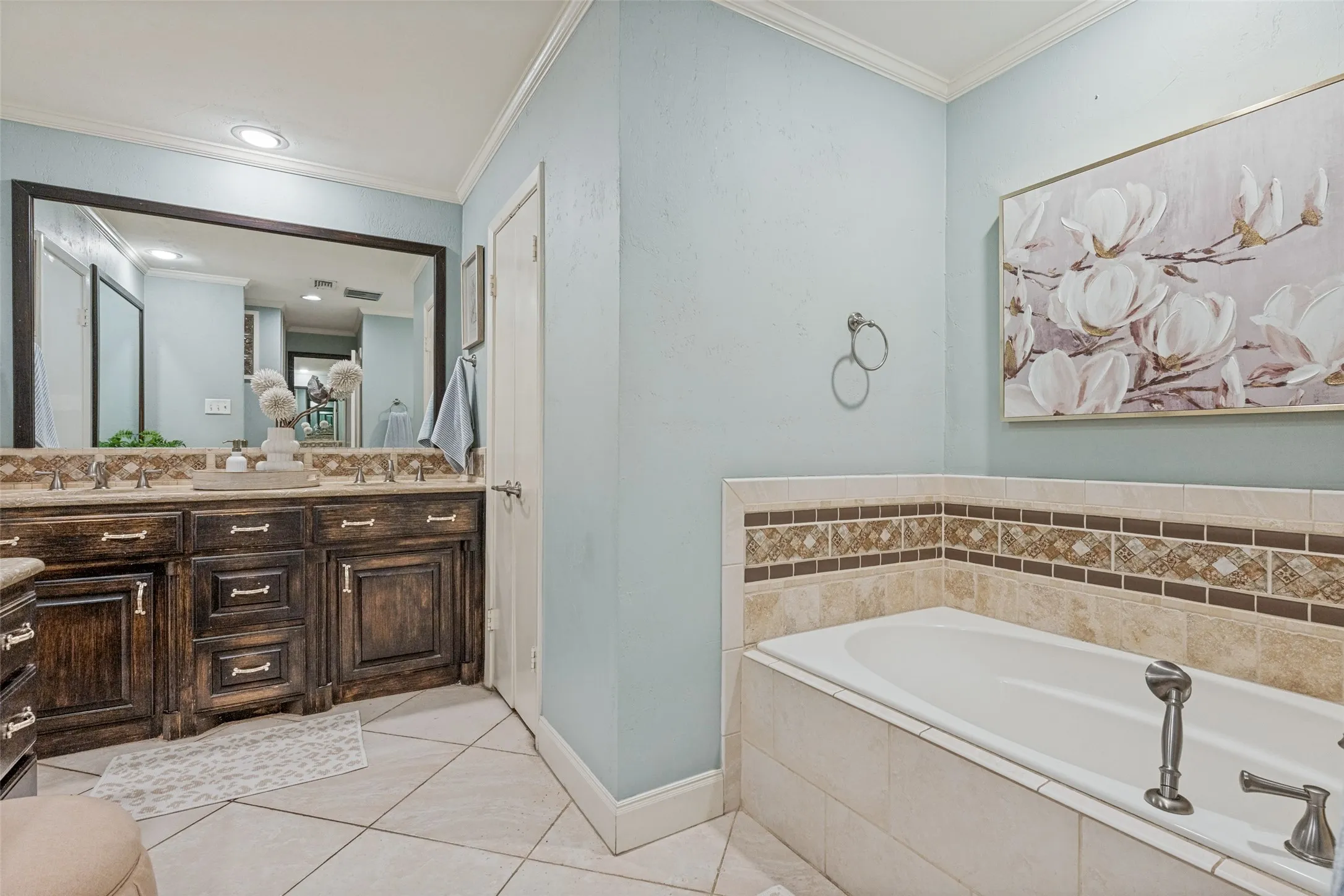 Single Family Residence For Sale in Tarrant County , 6 Crosslands Road, Benbrook, Texas 76132, 4 Bedroom, 3 Bathroom, 2 Garage spaces, 3,134 Sqft, built in 1974, mls#21343827, Real Estate Agent in Benbrook, Homes For Sale in Tarrant county, Homes For Sale in Benbrook, Realtor in Benbrook Texas, Real Estate Brokerage Independent Realty Texas, Luminita Cordes Realtor