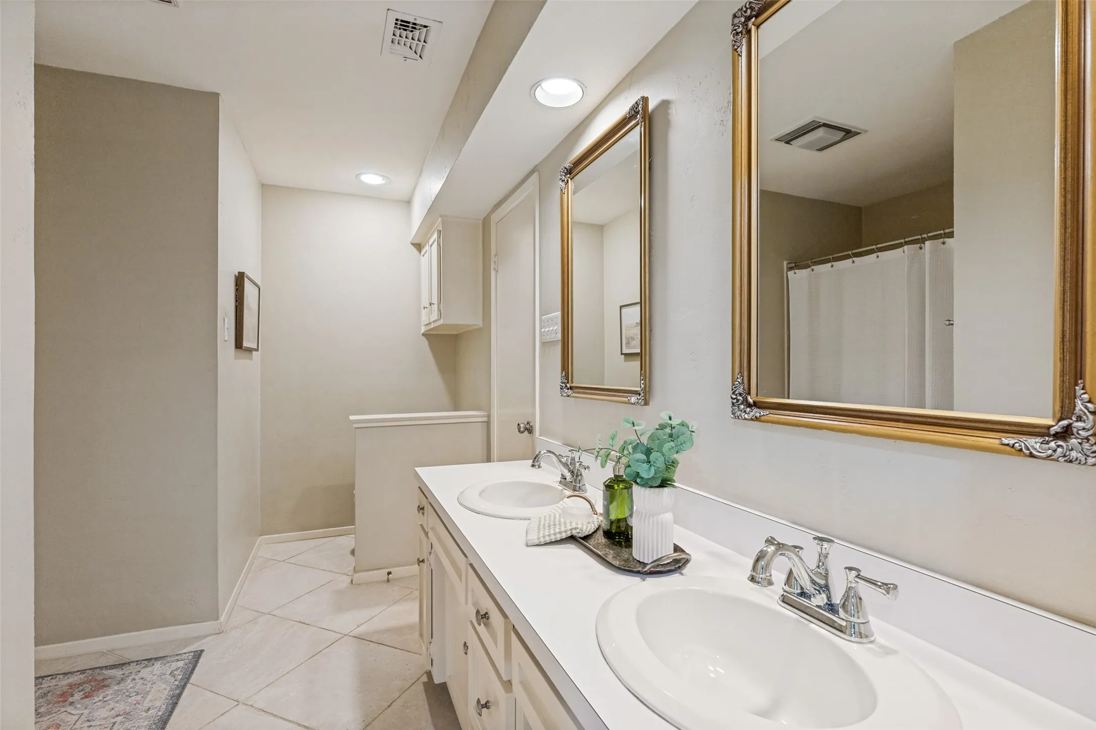 Single Family Residence For Sale in Tarrant County , 6 Crosslands Road, Benbrook, Texas 76132, 4 Bedroom, 3 Bathroom, 2 Garage spaces, 3,134 Sqft, built in 1974, mls#21343827, Real Estate Agent in Benbrook, Homes For Sale in Tarrant county, Homes For Sale in Benbrook, Realtor in Benbrook Texas, Real Estate Brokerage Independent Realty Texas, Luminita Cordes Realtor