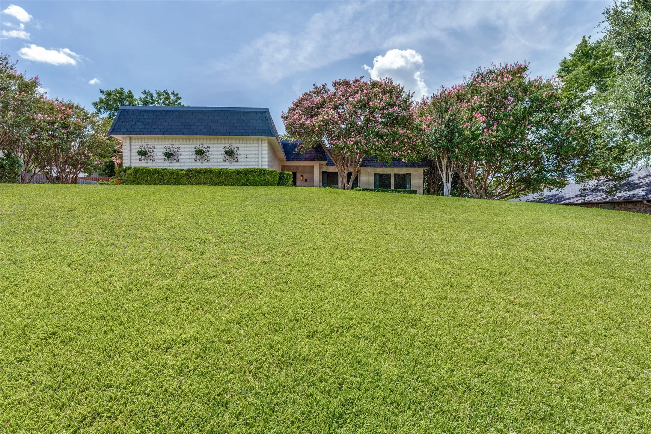 Single Family Residence For Sale in Tarrant County , 6 Crosslands Road, Benbrook, Texas 76132, 4 Bedroom, 3 Bathroom, 2 Garage spaces, 3,134 Sqft, built in 1974, mls#21343827, Real Estate Agent in Benbrook, Homes For Sale in Tarrant county, Homes For Sale in Benbrook, Realtor in Benbrook Texas, Real Estate Brokerage Independent Realty Texas, Luminita Cordes Realtor