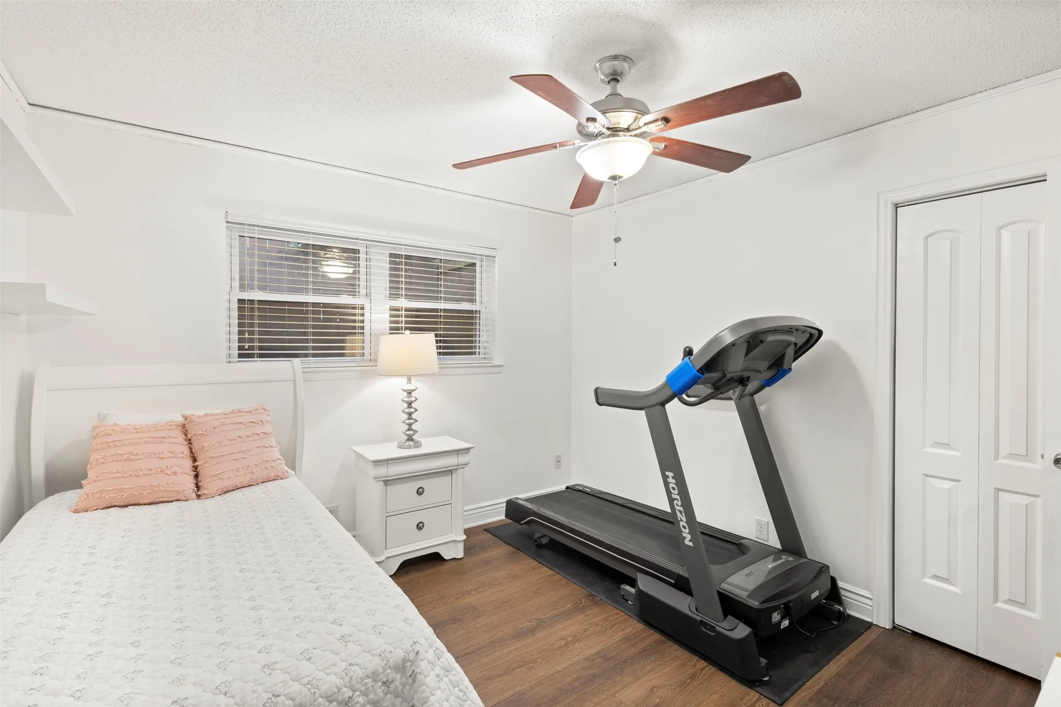 Single Family Residence For Sale in Tarrant County , 102 Walnut Way, Euless, Texas 76039, 4 Bedroom, 2 Bathroom, 2 Garage spaces, 2,146 Sqft, built in 1969, mls#21342197, Real Estate Agent in Euless, Homes For Sale in Tarrant county, Homes For Sale in Euless, Realtor in Euless Texas, Real Estate Brokerage Independent Realty Texas, Luminita Cordes Realtor
