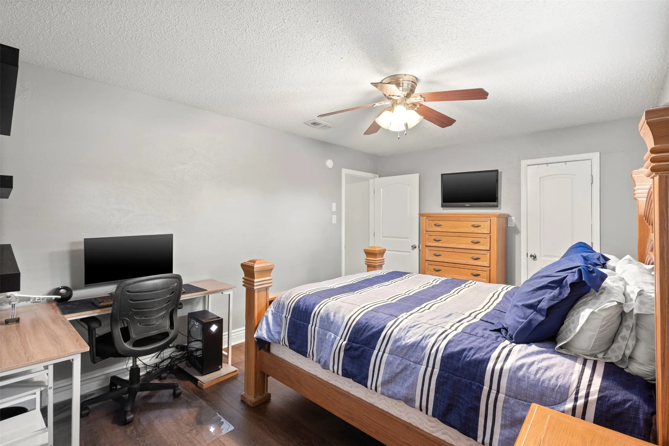 Single Family Residence For Sale in Tarrant County , 102 Walnut Way, Euless, Texas 76039, 4 Bedroom, 2 Bathroom, 2 Garage spaces, 2,146 Sqft, built in 1969, mls#21342197, Real Estate Agent in Euless, Homes For Sale in Tarrant county, Homes For Sale in Euless, Realtor in Euless Texas, Real Estate Brokerage Independent Realty Texas, Luminita Cordes Realtor
