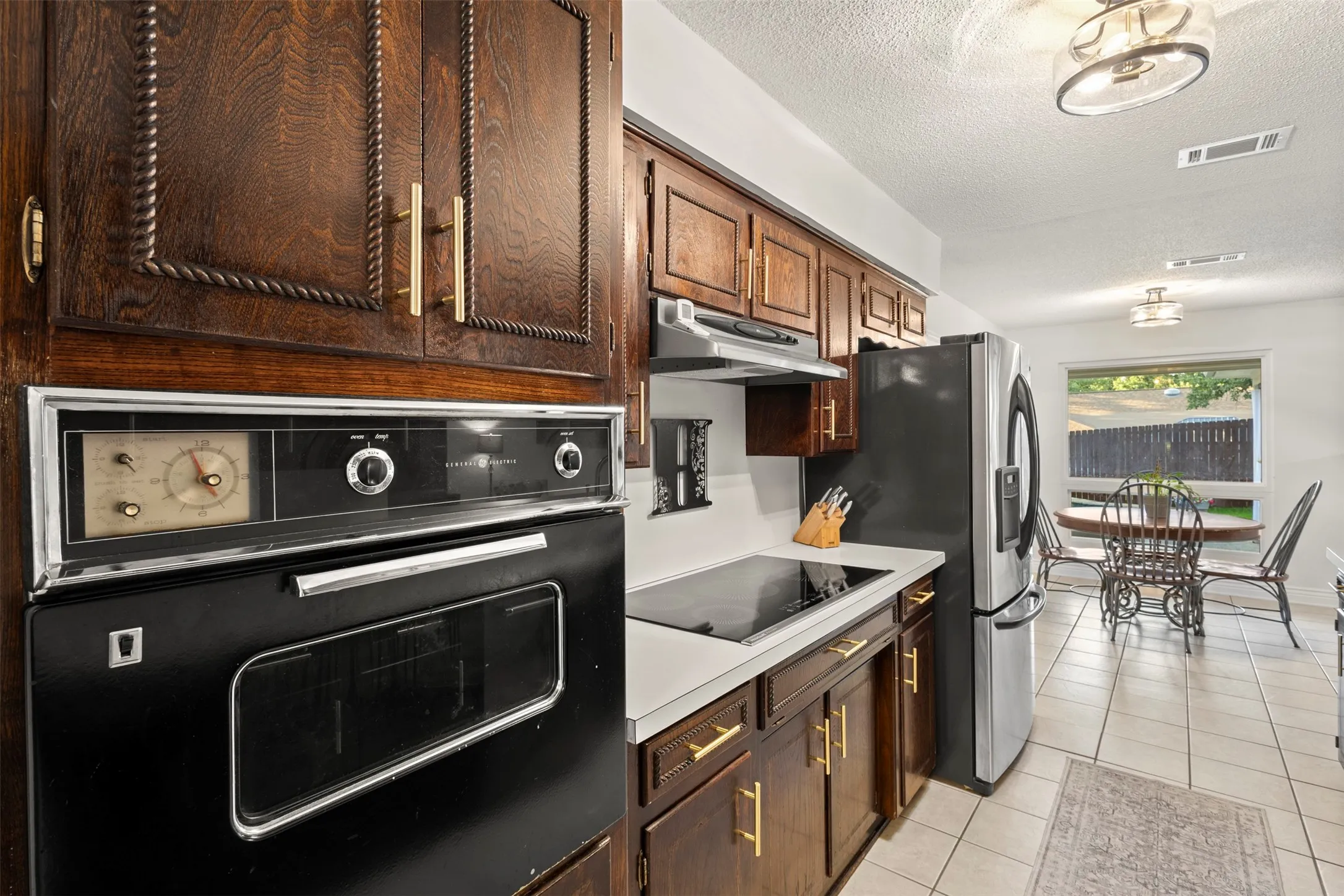 Single Family Residence For Sale in Tarrant County , 102 Walnut Way, Euless, Texas 76039, 4 Bedroom, 2 Bathroom, 2 Garage spaces, 2,146 Sqft, built in 1969, mls#21342197, Real Estate Agent in Euless, Homes For Sale in Tarrant county, Homes For Sale in Euless, Realtor in Euless Texas, Real Estate Brokerage Independent Realty Texas, Luminita Cordes Realtor