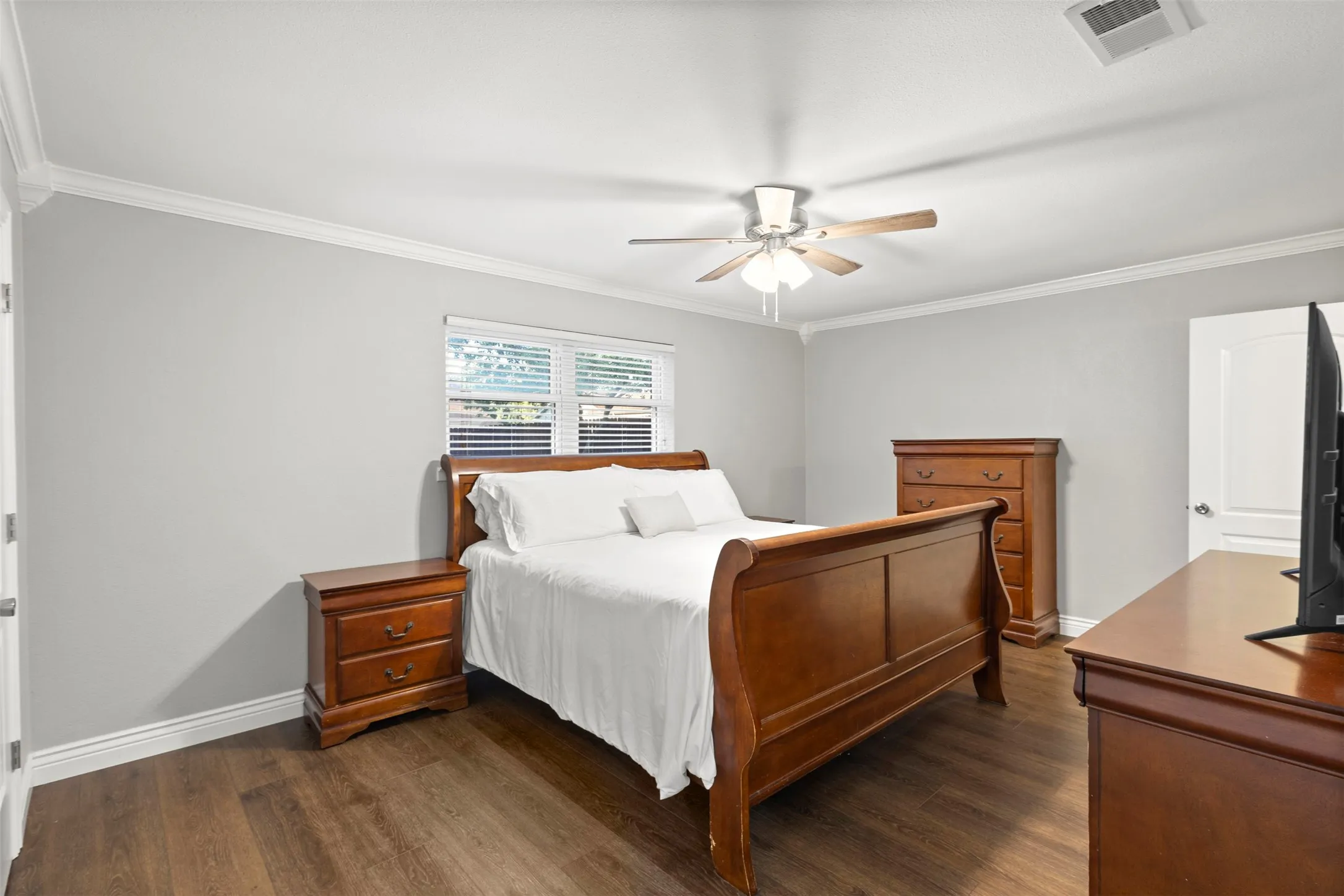 Single Family Residence For Sale in Tarrant County , 102 Walnut Way, Euless, Texas 76039, 4 Bedroom, 2 Bathroom, 2 Garage spaces, 2,146 Sqft, built in 1969, mls#21342197, Real Estate Agent in Euless, Homes For Sale in Tarrant county, Homes For Sale in Euless, Realtor in Euless Texas, Real Estate Brokerage Independent Realty Texas, Luminita Cordes Realtor