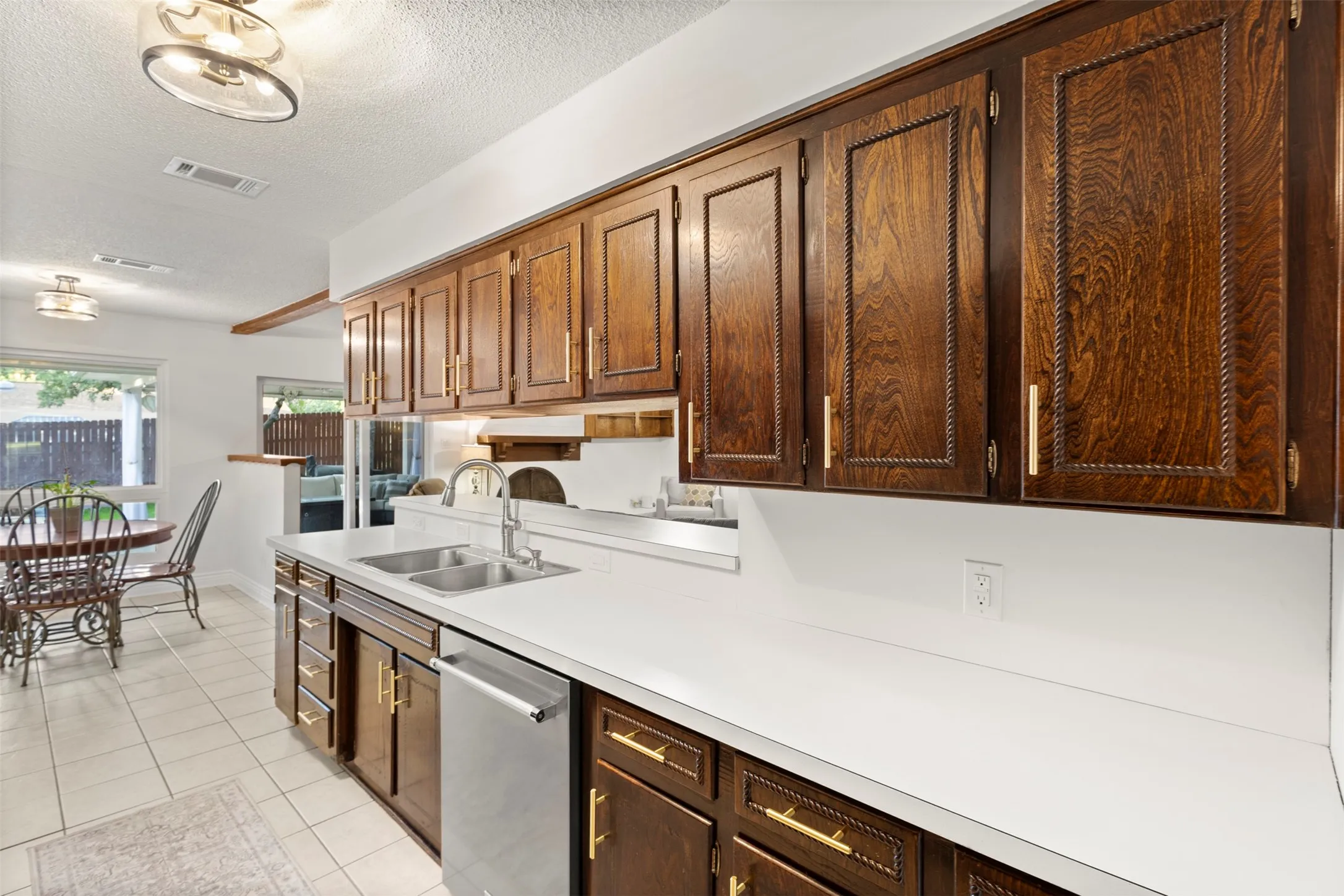 Single Family Residence For Sale in Tarrant County , 102 Walnut Way, Euless, Texas 76039, 4 Bedroom, 2 Bathroom, 2 Garage spaces, 2,146 Sqft, built in 1969, mls#21342197, Real Estate Agent in Euless, Homes For Sale in Tarrant county, Homes For Sale in Euless, Realtor in Euless Texas, Real Estate Brokerage Independent Realty Texas, Luminita Cordes Realtor