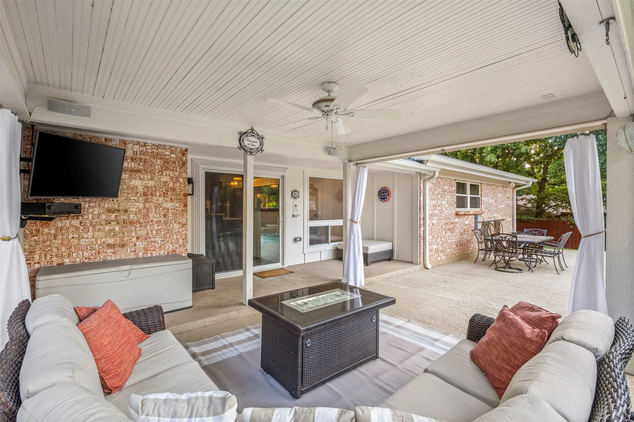 Single Family Residence For Sale in Tarrant County , 102 Walnut Way, Euless, Texas 76039, 4 Bedroom, 2 Bathroom, 2 Garage spaces, 2,146 Sqft, built in 1969, mls#21342197, Real Estate Agent in Euless, Homes For Sale in Tarrant county, Homes For Sale in Euless, Realtor in Euless Texas, Real Estate Brokerage Independent Realty Texas, Luminita Cordes Realtor