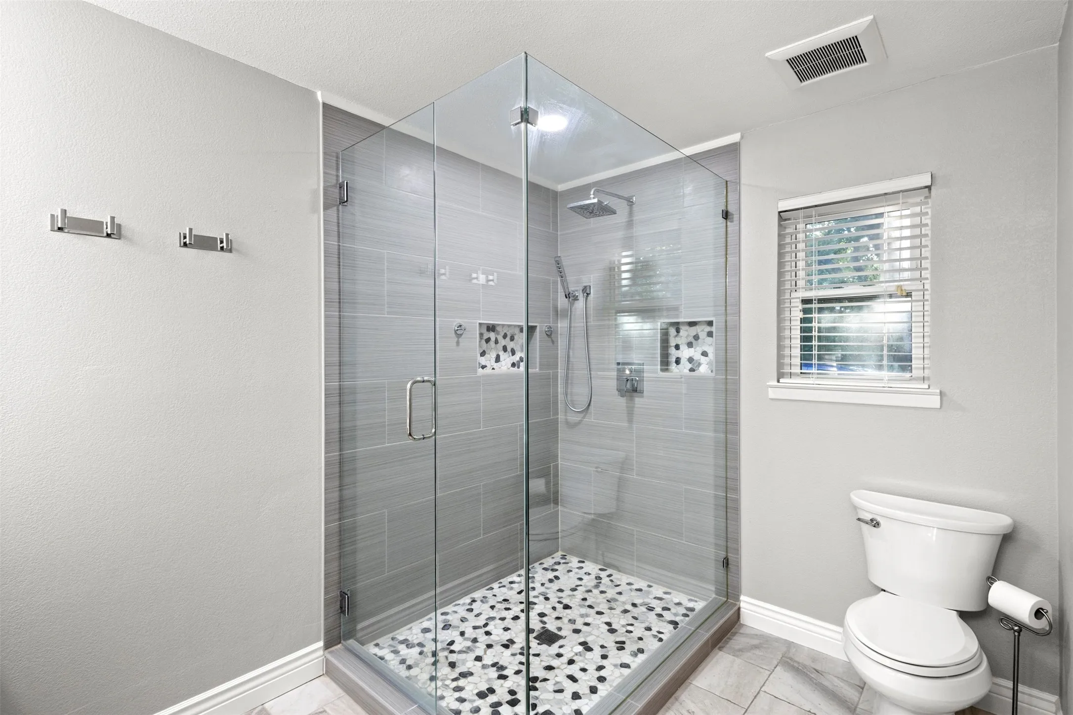 Single Family Residence For Sale in Tarrant County , 102 Walnut Way, Euless, Texas 76039, 4 Bedroom, 2 Bathroom, 2 Garage spaces, 2,146 Sqft, built in 1969, mls#21342197, Real Estate Agent in Euless, Homes For Sale in Tarrant county, Homes For Sale in Euless, Realtor in Euless Texas, Real Estate Brokerage Independent Realty Texas, Luminita Cordes Realtor