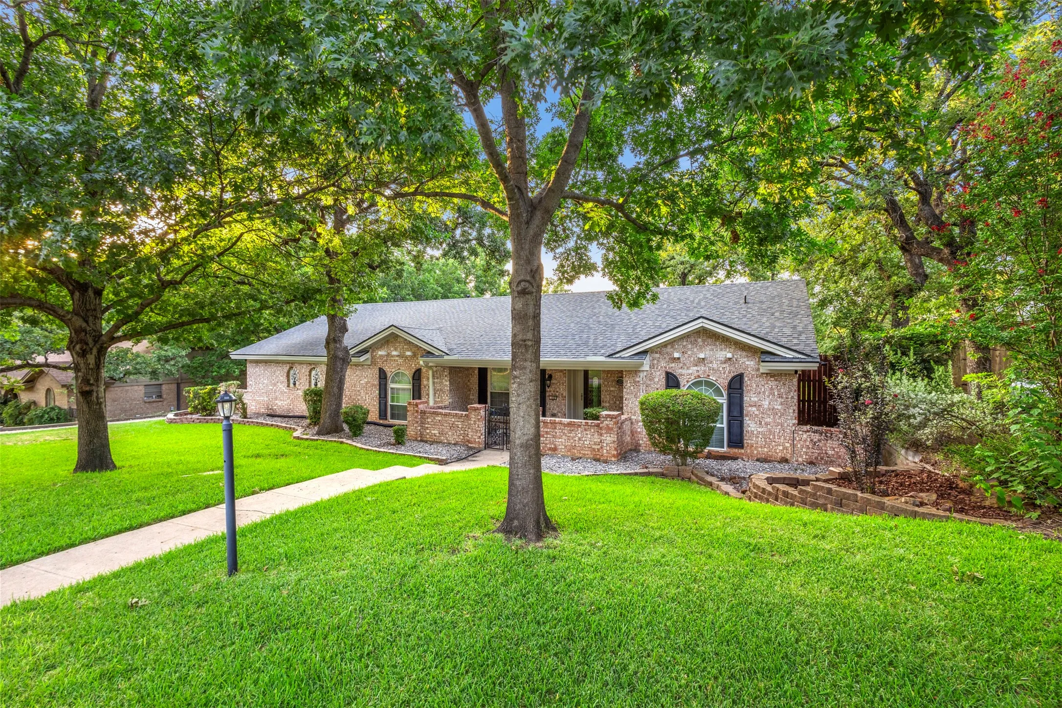Single Family Residence For Sale in Tarrant County , 102 Walnut Way, Euless, Texas 76039, 4 Bedroom, 2 Bathroom, 2 Garage spaces, 2,146 Sqft, built in 1969, mls#21342197, Real Estate Agent in Euless, Homes For Sale in Tarrant county, Homes For Sale in Euless, Realtor in Euless Texas, Real Estate Brokerage Independent Realty Texas, Luminita Cordes Realtor