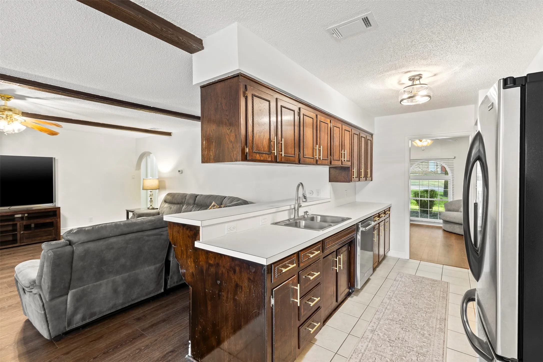 Single Family Residence For Sale in Tarrant County , 102 Walnut Way, Euless, Texas 76039, 4 Bedroom, 2 Bathroom, 2 Garage spaces, 2,146 Sqft, built in 1969, mls#21342197, Real Estate Agent in Euless, Homes For Sale in Tarrant county, Homes For Sale in Euless, Realtor in Euless Texas, Real Estate Brokerage Independent Realty Texas, Luminita Cordes Realtor