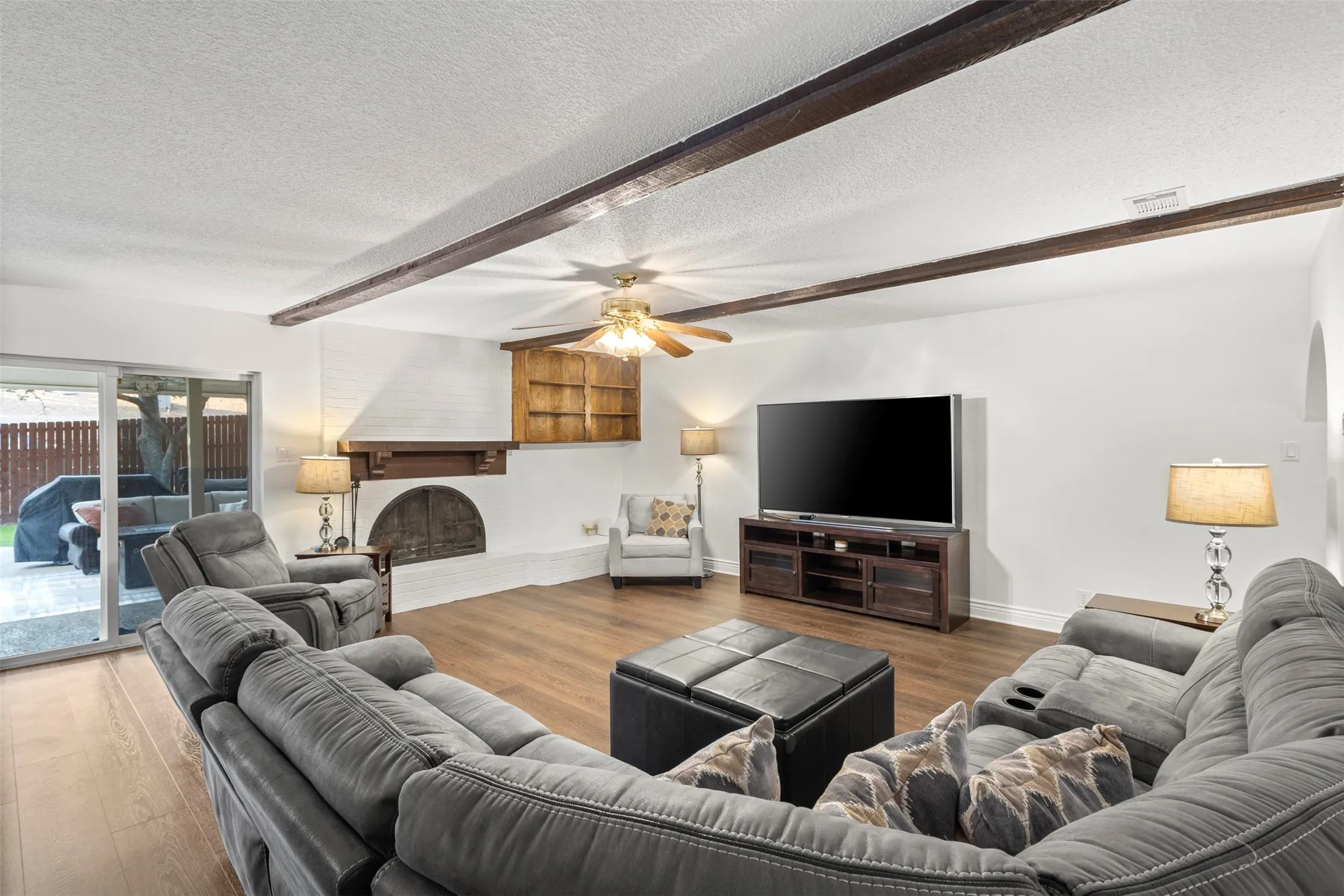 Single Family Residence For Sale in Tarrant County , 102 Walnut Way, Euless, Texas 76039, 4 Bedroom, 2 Bathroom, 2 Garage spaces, 2,146 Sqft, built in 1969, mls#21342197, Real Estate Agent in Euless, Homes For Sale in Tarrant county, Homes For Sale in Euless, Realtor in Euless Texas, Real Estate Brokerage Independent Realty Texas, Luminita Cordes Realtor