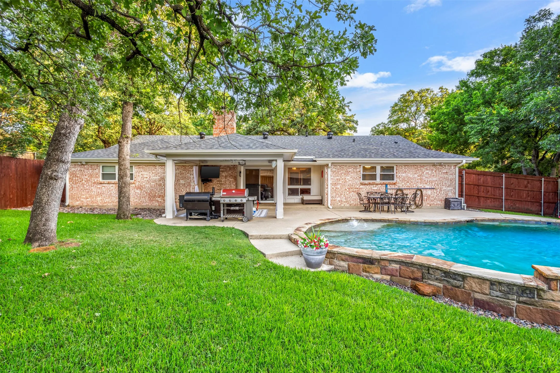Single Family Residence For Sale in Tarrant County , 102 Walnut Way, Euless, Texas 76039, 4 Bedroom, 2 Bathroom, 2 Garage spaces, 2,146 Sqft, built in 1969, mls#21342197, Real Estate Agent in Euless, Homes For Sale in Tarrant county, Homes For Sale in Euless, Realtor in Euless Texas, Real Estate Brokerage Independent Realty Texas, Luminita Cordes Realtor