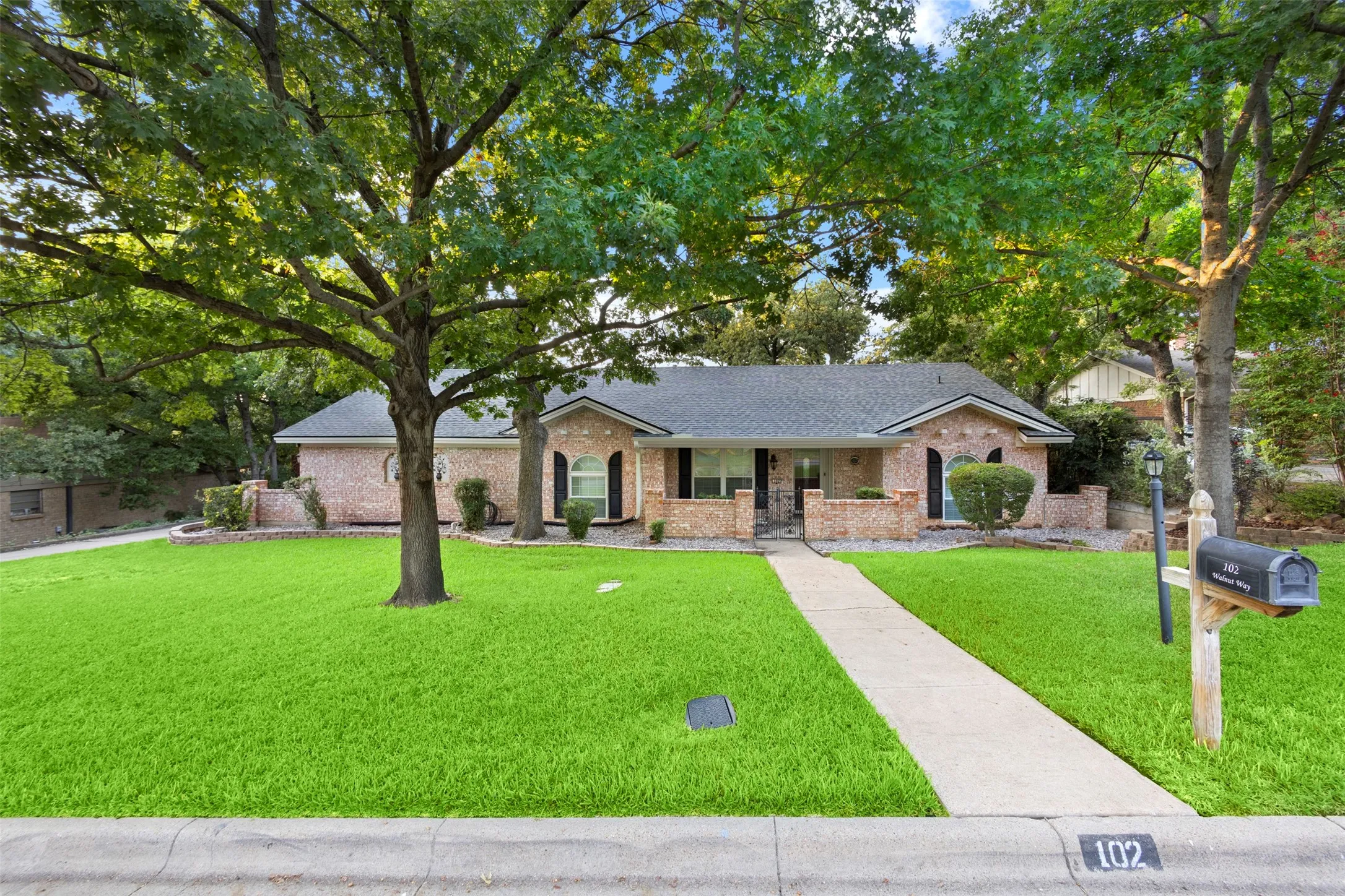 Single Family Residence For Sale in Tarrant County , 102 Walnut Way, Euless, Texas 76039, 4 Bedroom, 2 Bathroom, 2 Garage spaces, 2,146 Sqft, built in 1969, mls#21342197, Real Estate Agent in Euless, Homes For Sale in Tarrant county, Homes For Sale in Euless, Realtor in Euless Texas, Real Estate Brokerage Independent Realty Texas, Luminita Cordes Realtor
