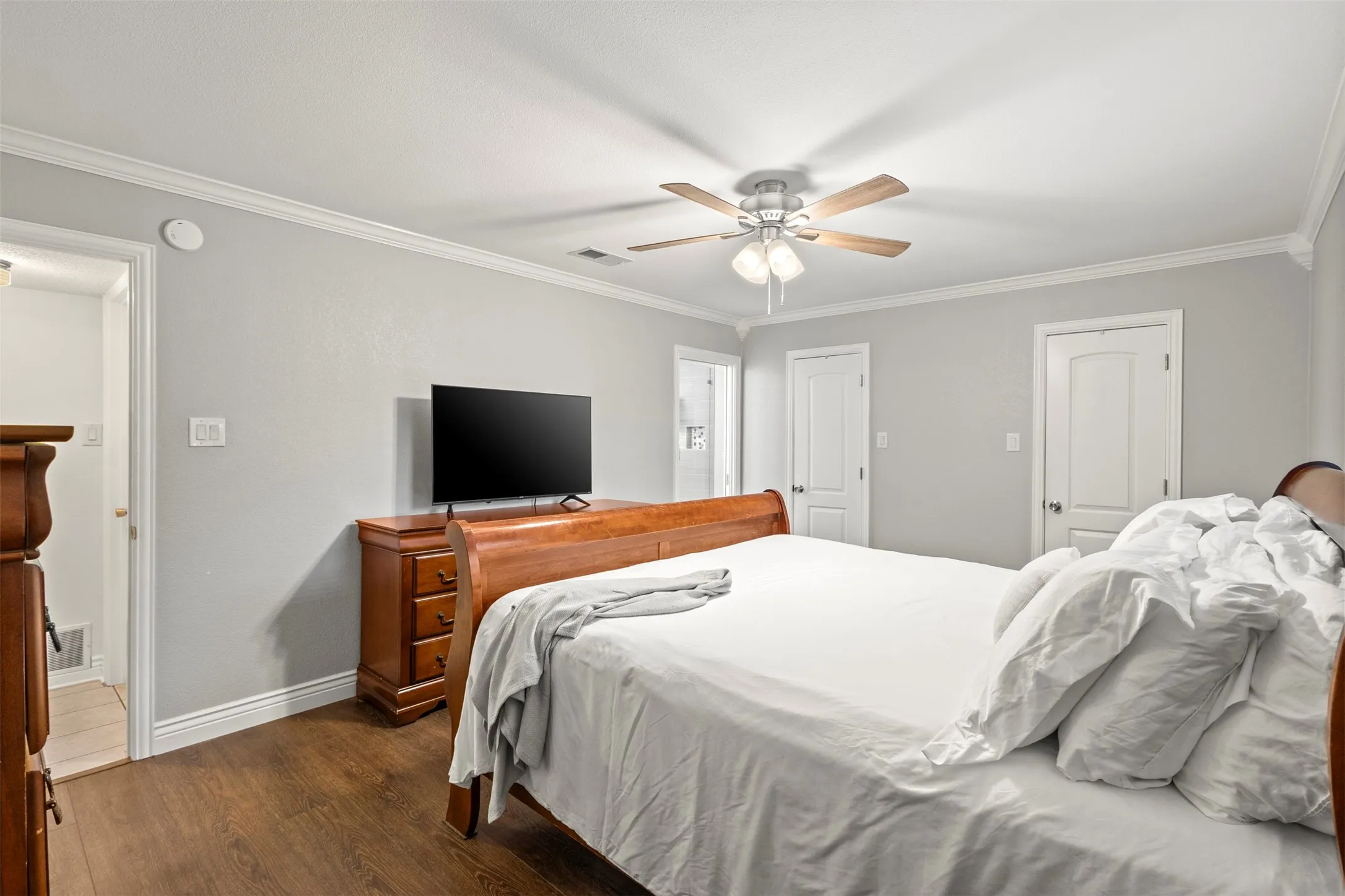 Single Family Residence For Sale in Tarrant County , 102 Walnut Way, Euless, Texas 76039, 4 Bedroom, 2 Bathroom, 2 Garage spaces, 2,146 Sqft, built in 1969, mls#21342197, Real Estate Agent in Euless, Homes For Sale in Tarrant county, Homes For Sale in Euless, Realtor in Euless Texas, Real Estate Brokerage Independent Realty Texas, Luminita Cordes Realtor