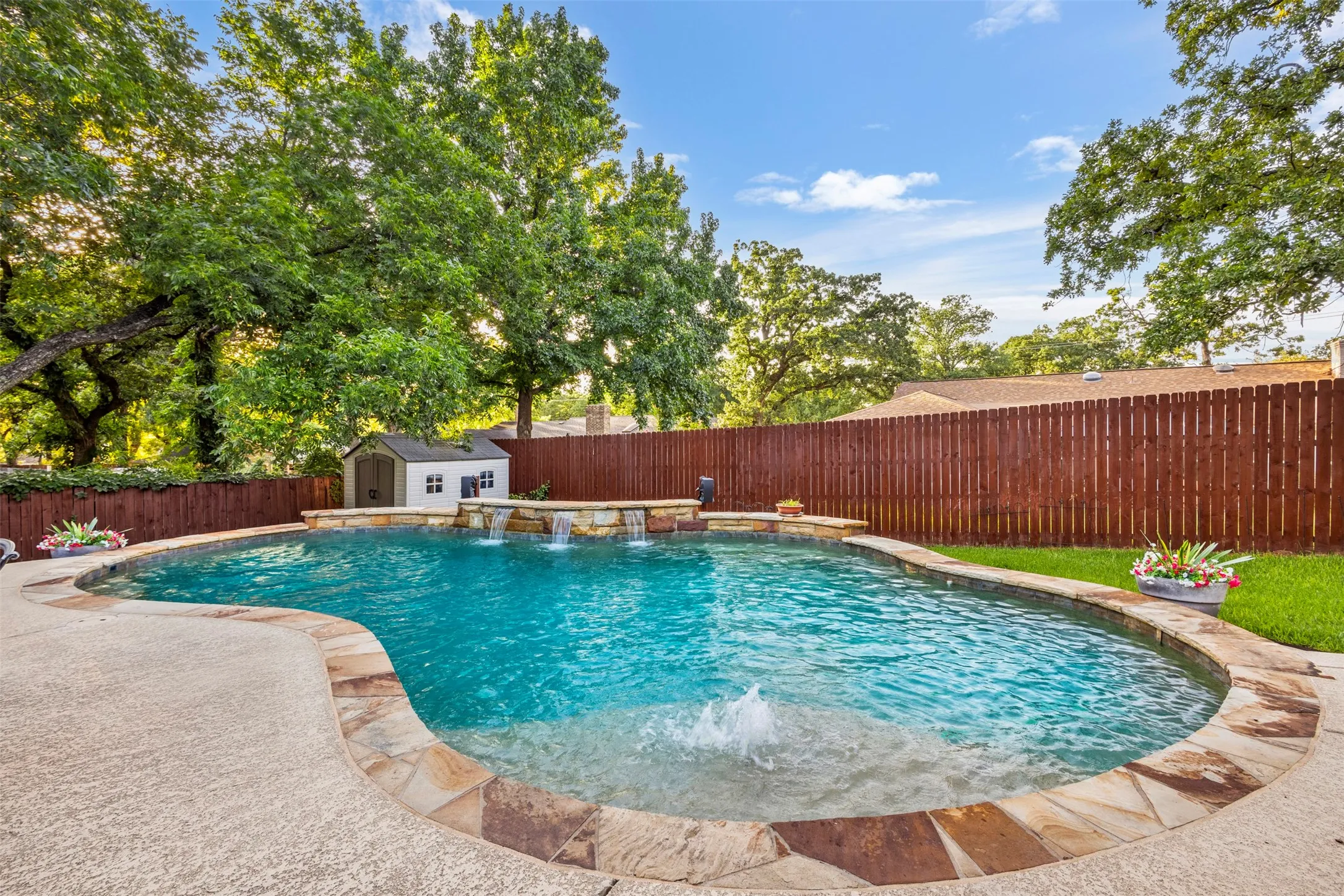 Single Family Residence For Sale in Tarrant County , 102 Walnut Way, Euless, Texas 76039, 4 Bedroom, 2 Bathroom, 2 Garage spaces, 2,146 Sqft, built in 1969, mls#21342197, Real Estate Agent in Euless, Homes For Sale in Tarrant county, Homes For Sale in Euless, Realtor in Euless Texas, Real Estate Brokerage Independent Realty Texas, Luminita Cordes Realtor