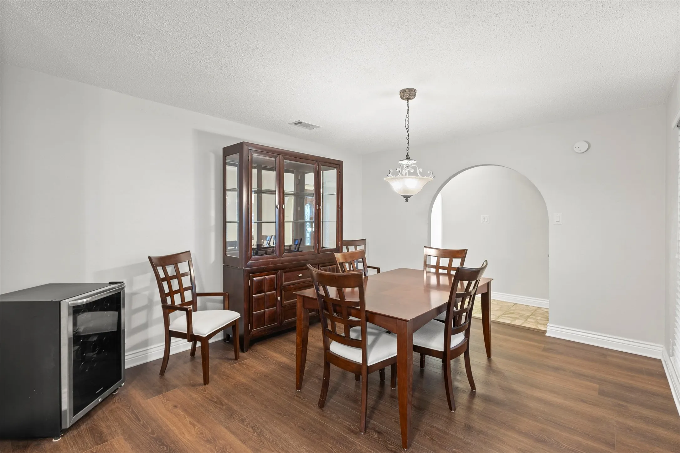 Single Family Residence For Sale in Tarrant County , 102 Walnut Way, Euless, Texas 76039, 4 Bedroom, 2 Bathroom, 2 Garage spaces, 2,146 Sqft, built in 1969, mls#21342197, Real Estate Agent in Euless, Homes For Sale in Tarrant county, Homes For Sale in Euless, Realtor in Euless Texas, Real Estate Brokerage Independent Realty Texas, Luminita Cordes Realtor