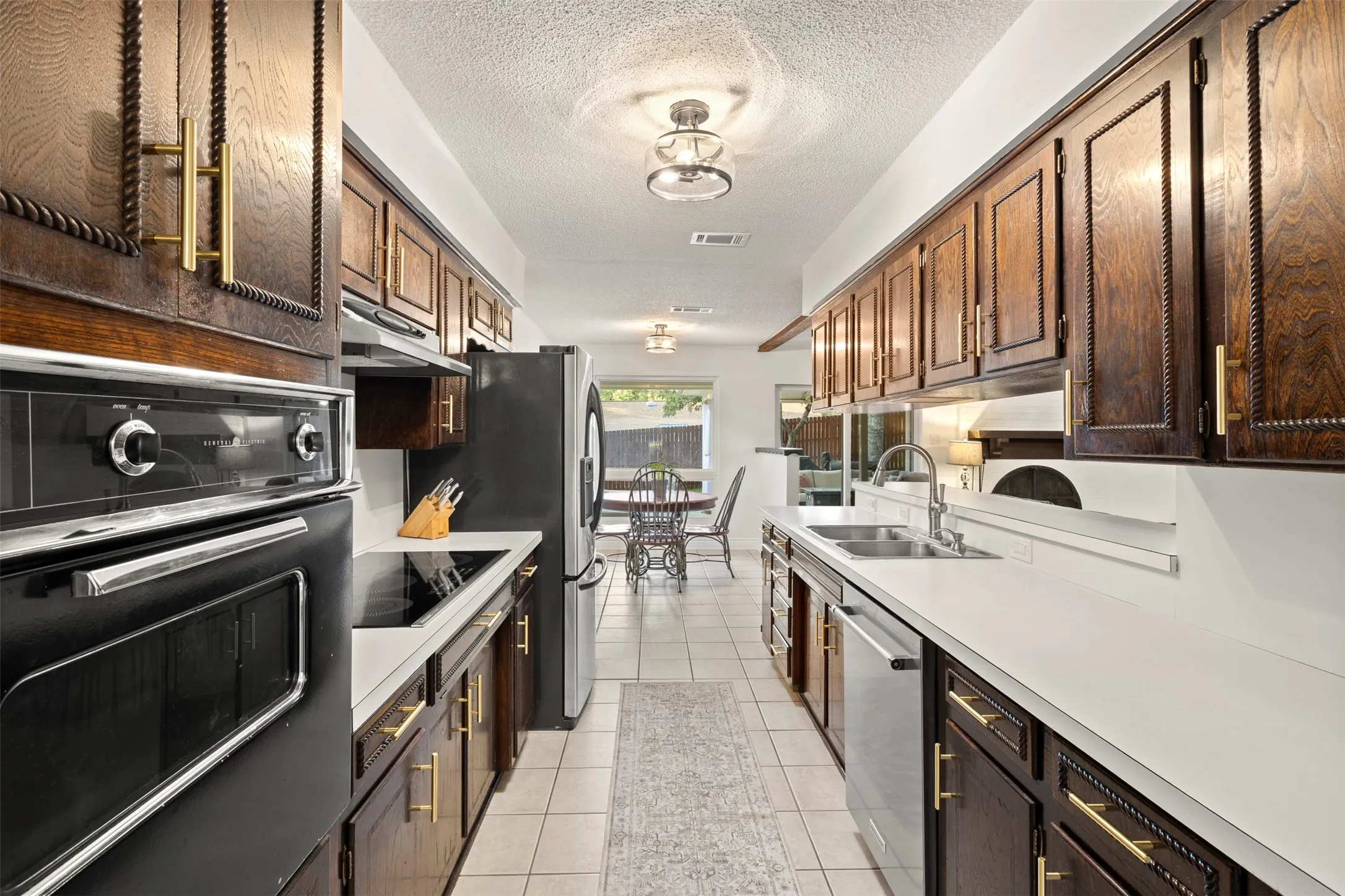 Single Family Residence For Sale in Tarrant County , 102 Walnut Way, Euless, Texas 76039, 4 Bedroom, 2 Bathroom, 2 Garage spaces, 2,146 Sqft, built in 1969, mls#21342197, Real Estate Agent in Euless, Homes For Sale in Tarrant county, Homes For Sale in Euless, Realtor in Euless Texas, Real Estate Brokerage Independent Realty Texas, Luminita Cordes Realtor