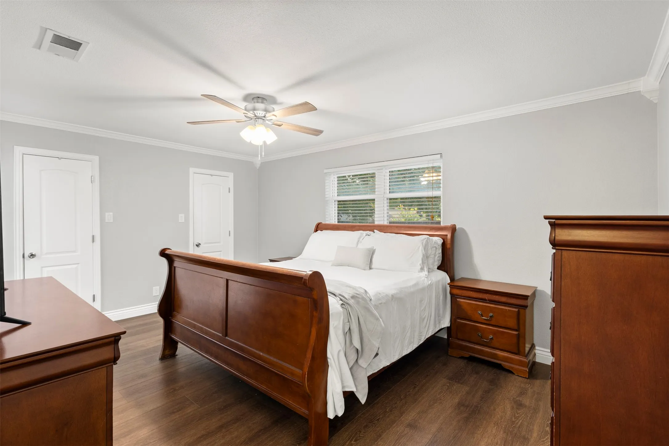 Single Family Residence For Sale in Tarrant County , 102 Walnut Way, Euless, Texas 76039, 4 Bedroom, 2 Bathroom, 2 Garage spaces, 2,146 Sqft, built in 1969, mls#21342197, Real Estate Agent in Euless, Homes For Sale in Tarrant county, Homes For Sale in Euless, Realtor in Euless Texas, Real Estate Brokerage Independent Realty Texas, Luminita Cordes Realtor