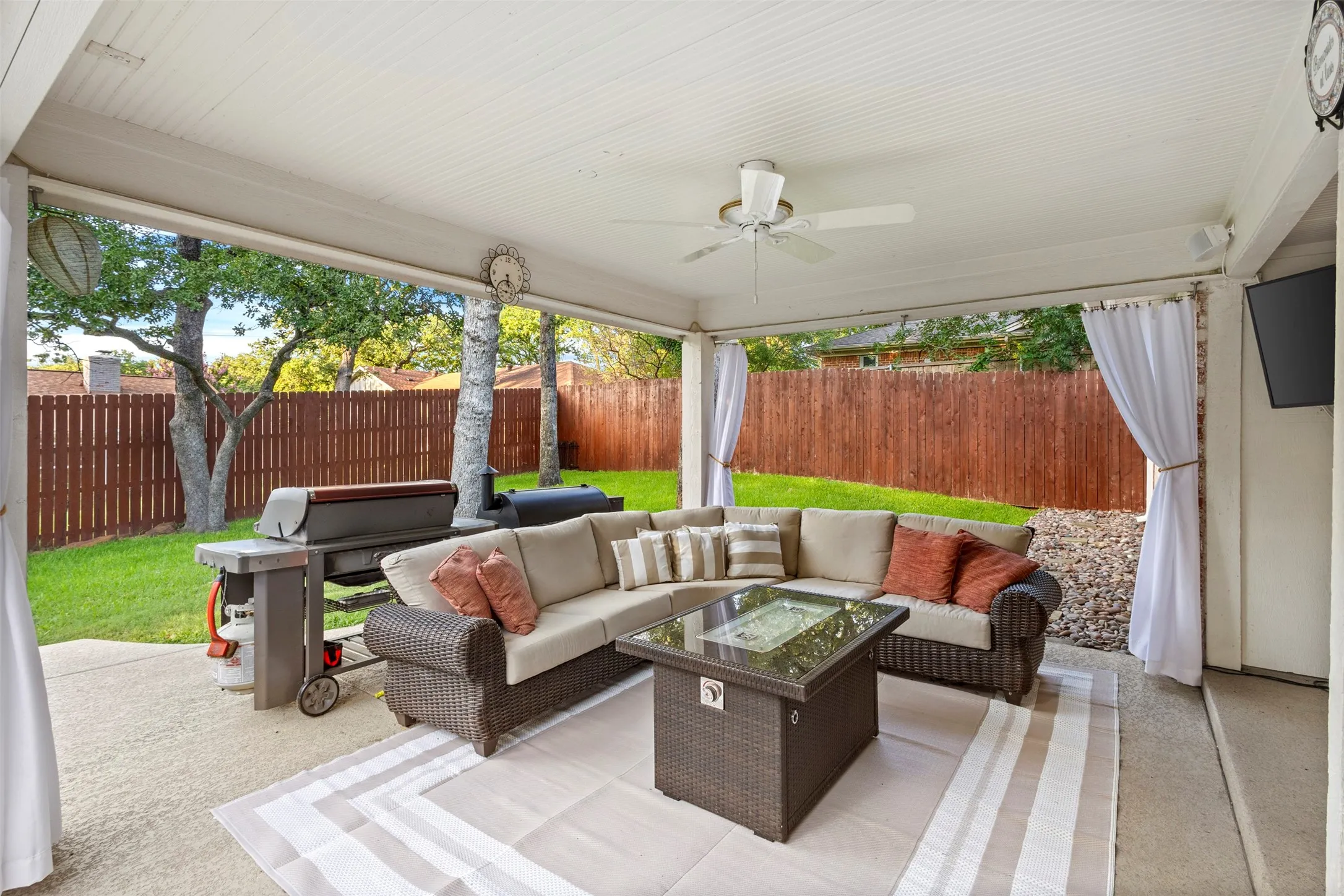 Single Family Residence For Sale in Tarrant County , 102 Walnut Way, Euless, Texas 76039, 4 Bedroom, 2 Bathroom, 2 Garage spaces, 2,146 Sqft, built in 1969, mls#21342197, Real Estate Agent in Euless, Homes For Sale in Tarrant county, Homes For Sale in Euless, Realtor in Euless Texas, Real Estate Brokerage Independent Realty Texas, Luminita Cordes Realtor