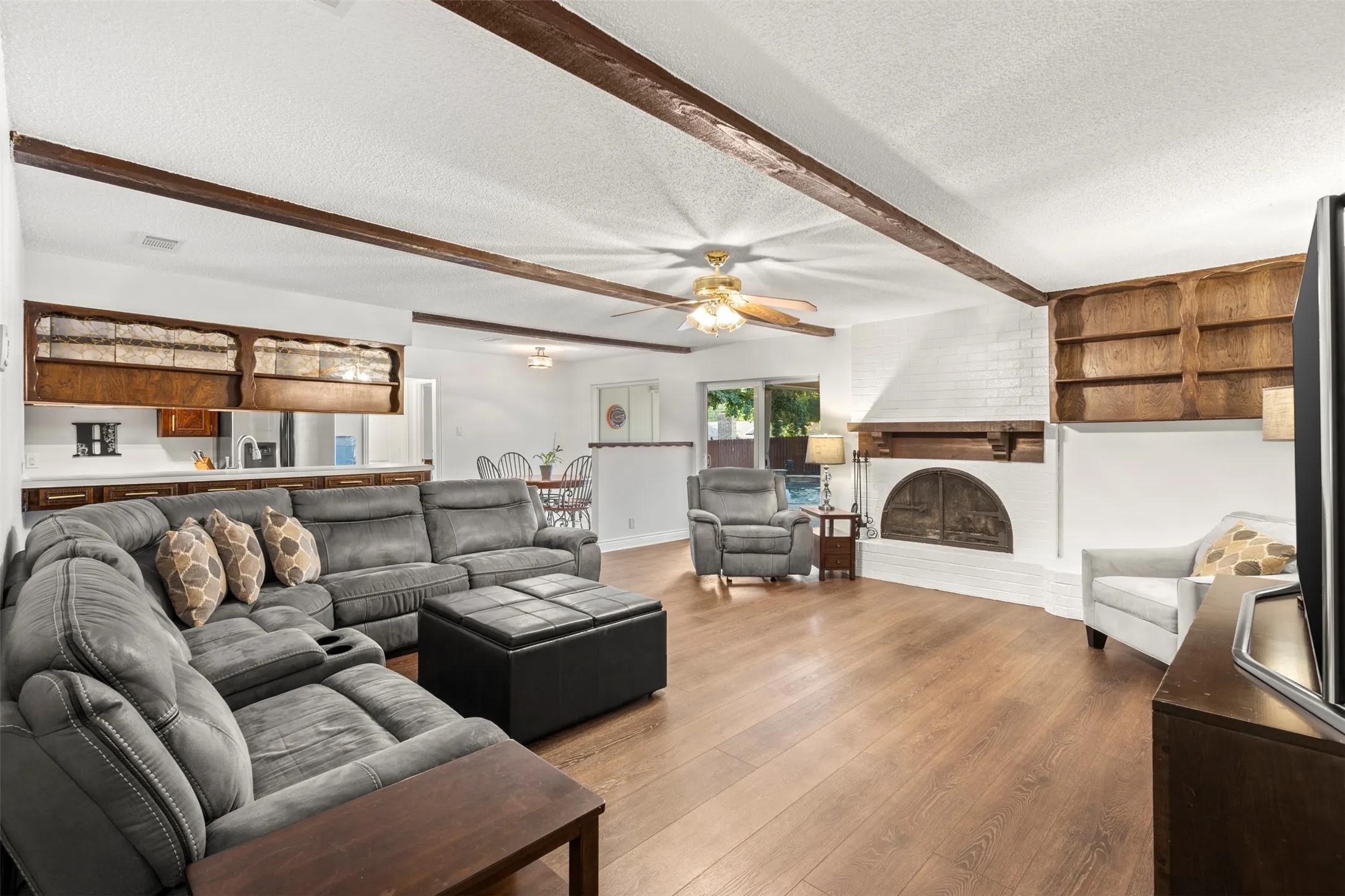 Single Family Residence For Sale in Tarrant County , 102 Walnut Way, Euless, Texas 76039, 4 Bedroom, 2 Bathroom, 2 Garage spaces, 2,146 Sqft, built in 1969, mls#21342197, Real Estate Agent in Euless, Homes For Sale in Tarrant county, Homes For Sale in Euless, Realtor in Euless Texas, Real Estate Brokerage Independent Realty Texas, Luminita Cordes Realtor