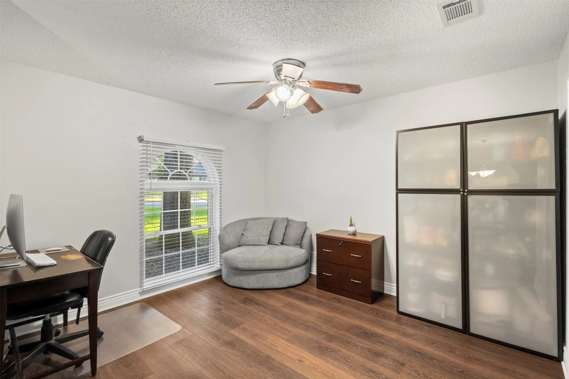 Single Family Residence For Sale in Tarrant County , 102 Walnut Way, Euless, Texas 76039, 4 Bedroom, 2 Bathroom, 2 Garage spaces, 2,146 Sqft, built in 1969, mls#21342197, Real Estate Agent in Euless, Homes For Sale in Tarrant county, Homes For Sale in Euless, Realtor in Euless Texas, Real Estate Brokerage Independent Realty Texas, Luminita Cordes Realtor
