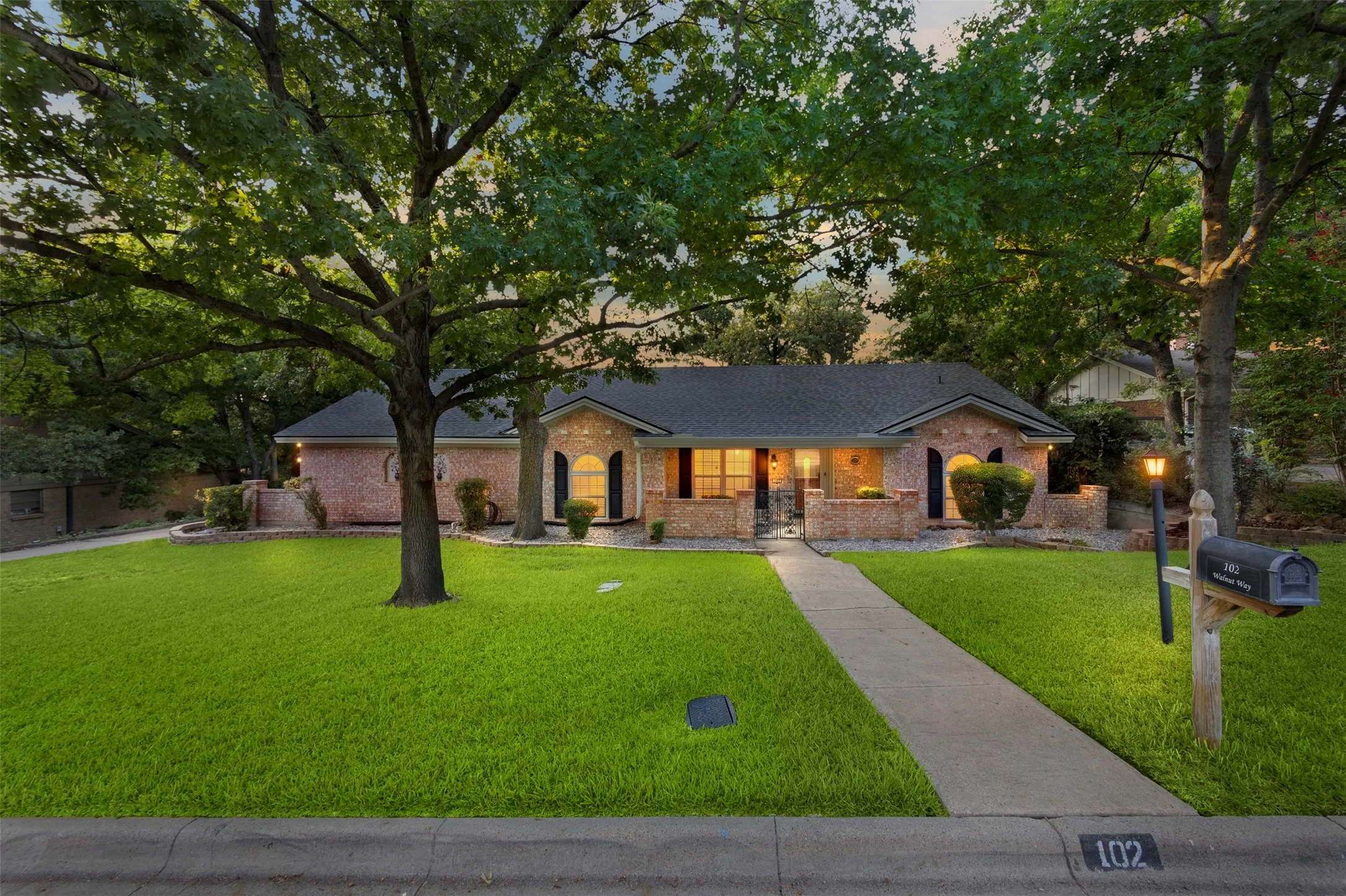 Single Family Residence For Sale in Tarrant County , 102 Walnut Way, Euless, Texas 76039, 4 Bedroom, 2 Bathroom, 2 Garage spaces, 2,146 Sqft, built in 1969, mls#21342197, Real Estate Agent in Euless, Homes For Sale in Tarrant county, Homes For Sale in Euless, Realtor in Euless Texas, Real Estate Brokerage Independent Realty Texas, Luminita Cordes Realtor